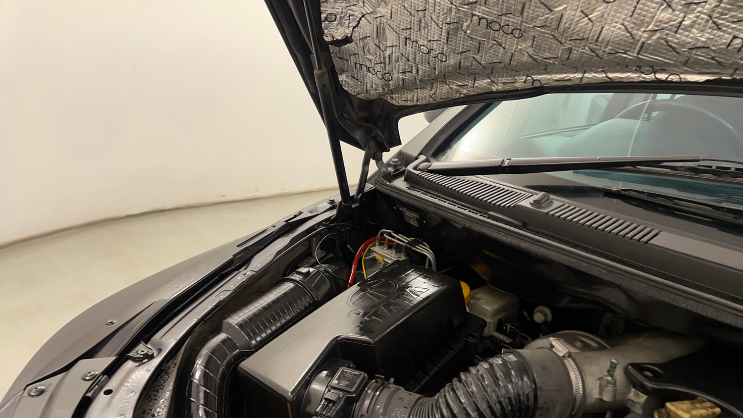 Used 2017 Tata Hexa XTA 4x2 7 STR Diesel Automatic engine ENGINE RIGHT SIDE HINGE & APRON VIEW