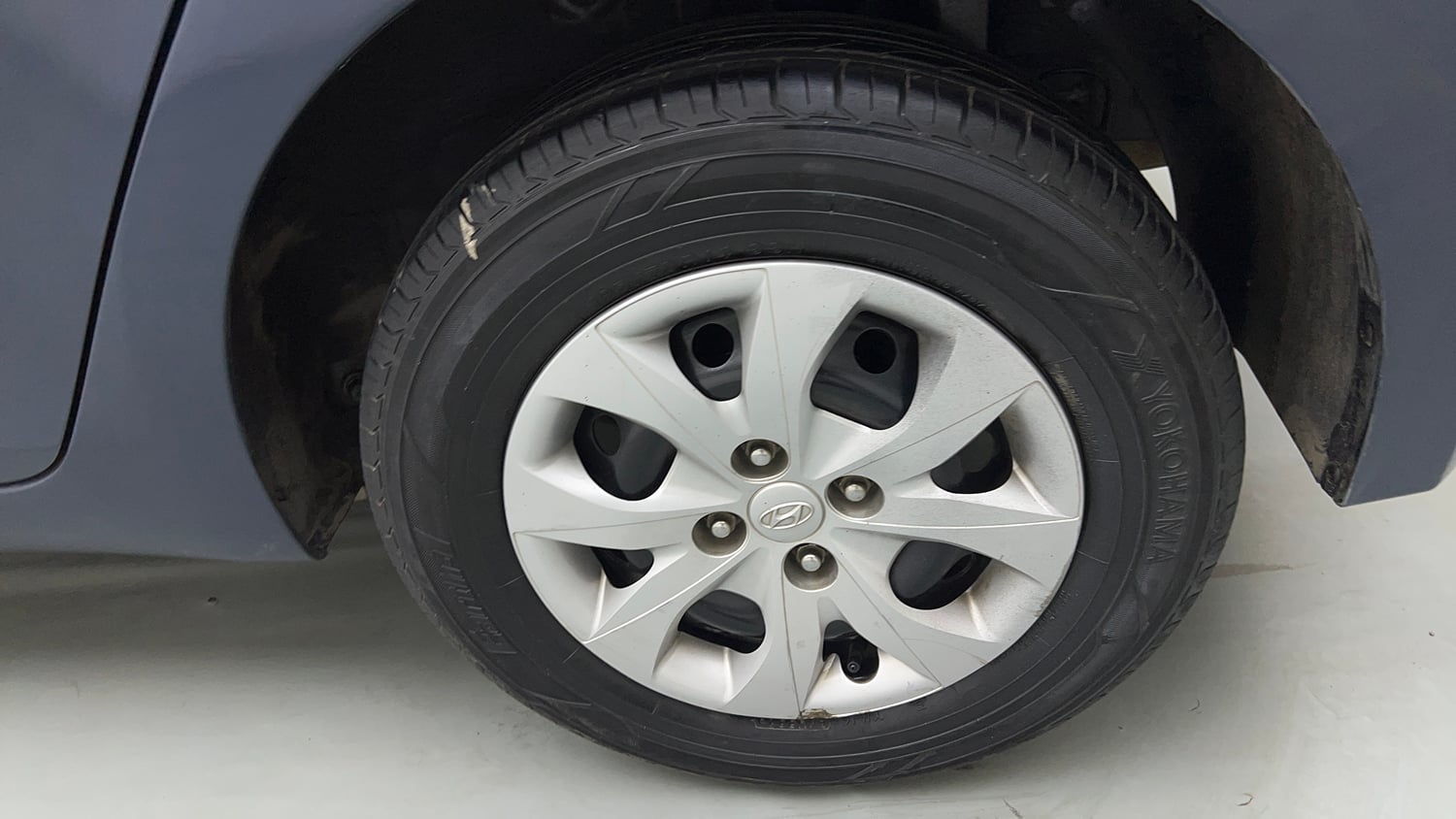 Used 2015 Hyundai Elite i20 Magna 1.2 Petrol Manual tyres LEFT REAR TYRE RIM VIEW