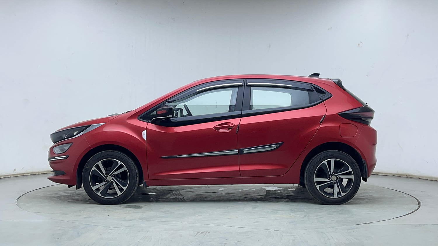 Used 2024 Tata Altroz XZ Plus i-Turbo (S) Petrol Manual exterior LEFT SIDE VIEW
