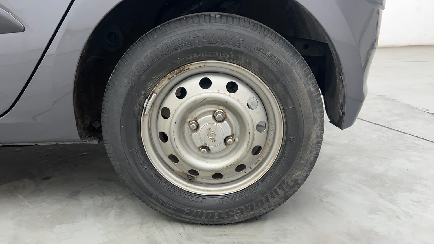 Used 2016 Hyundai i10 Magna 1.1 iRDE2 Petrol Manual tyres LEFT REAR TYRE RIM VIEW