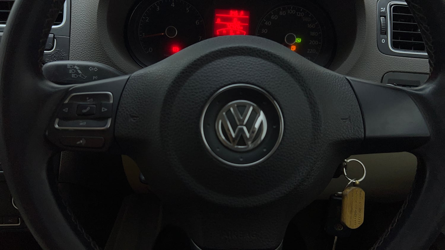 Used 2013 Volkswagen Vento Highline Petrol AT Petrol Automatic top_features Steering mounted controls