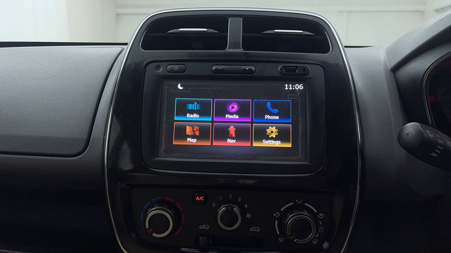 Used 2018 Renault Kwid 1.0 RXT Petrol Manual top_features Integrated (in-dash) music system