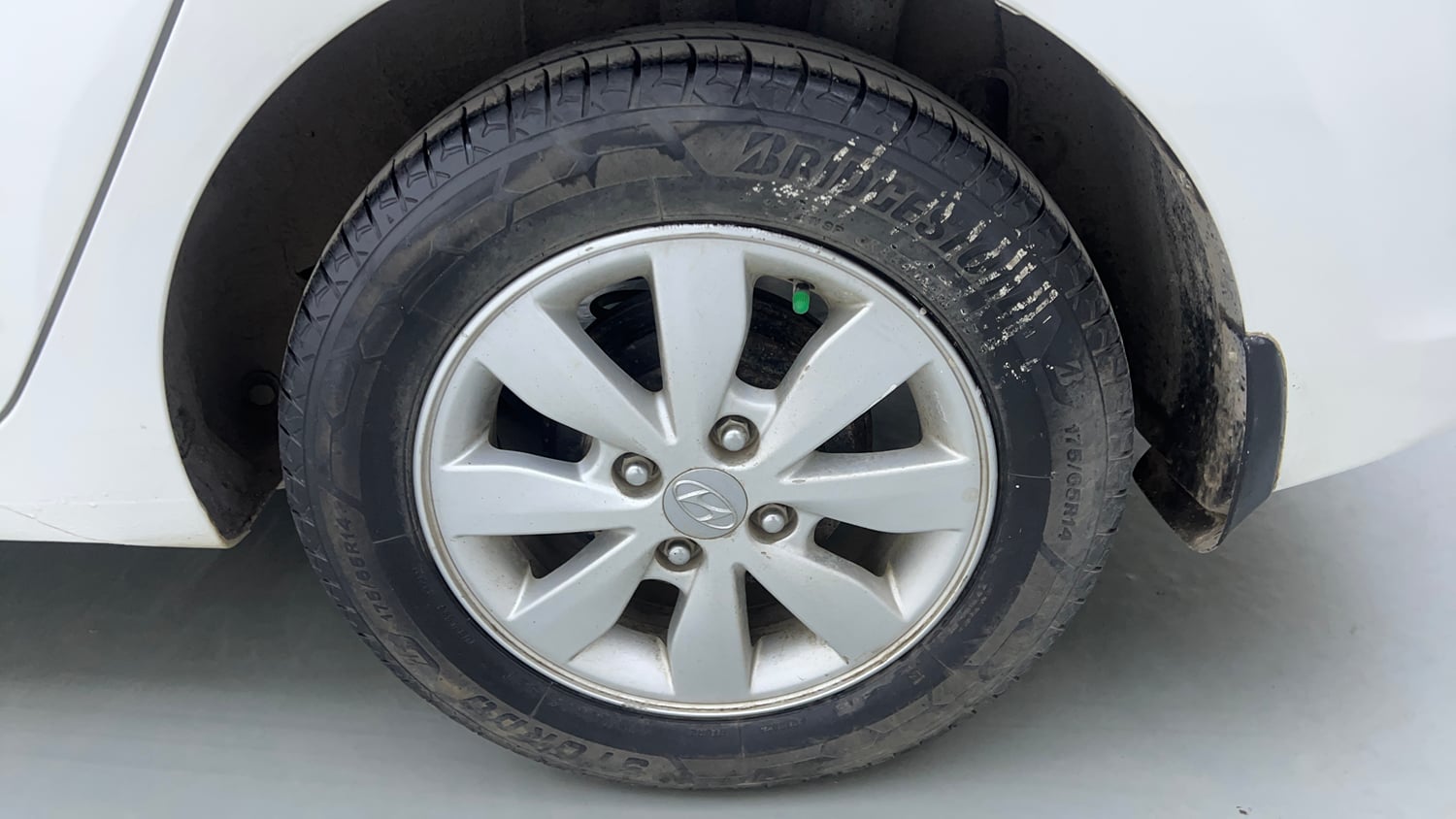 Used 2015 Hyundai Xcent SX 1.2 Petrol Manual tyres LEFT REAR TYRE RIM VIEW