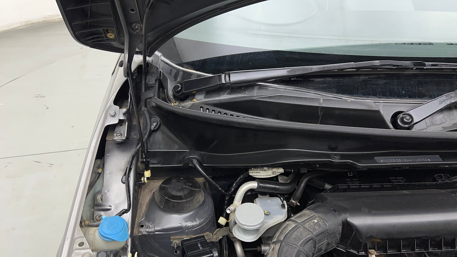 Used 2017 Maruti Suzuki Ignis Delta 1.2 MT Petrol Manual engine ENGINE RIGHT SIDE HINGE & APRON VIEW