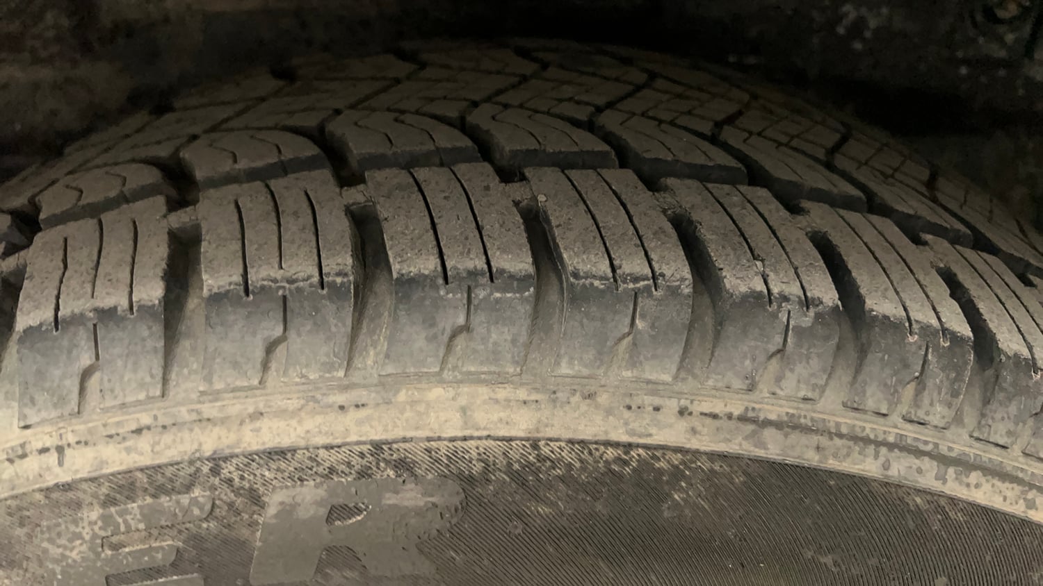 Used 2017 Tata Hexa XTA 4x2 7 STR Diesel Automatic tyres RIGHT REAR TYRE TREAD VIEW