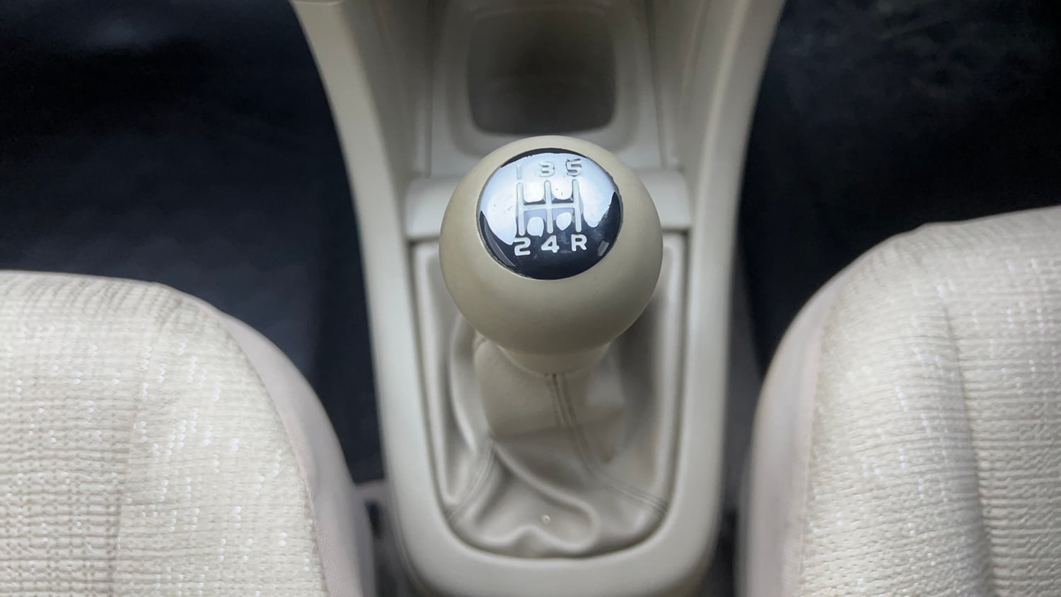 Used 2016 Maruti Suzuki Swift Dzire VXI Petrol Manual interior GEAR  KNOB VIEW