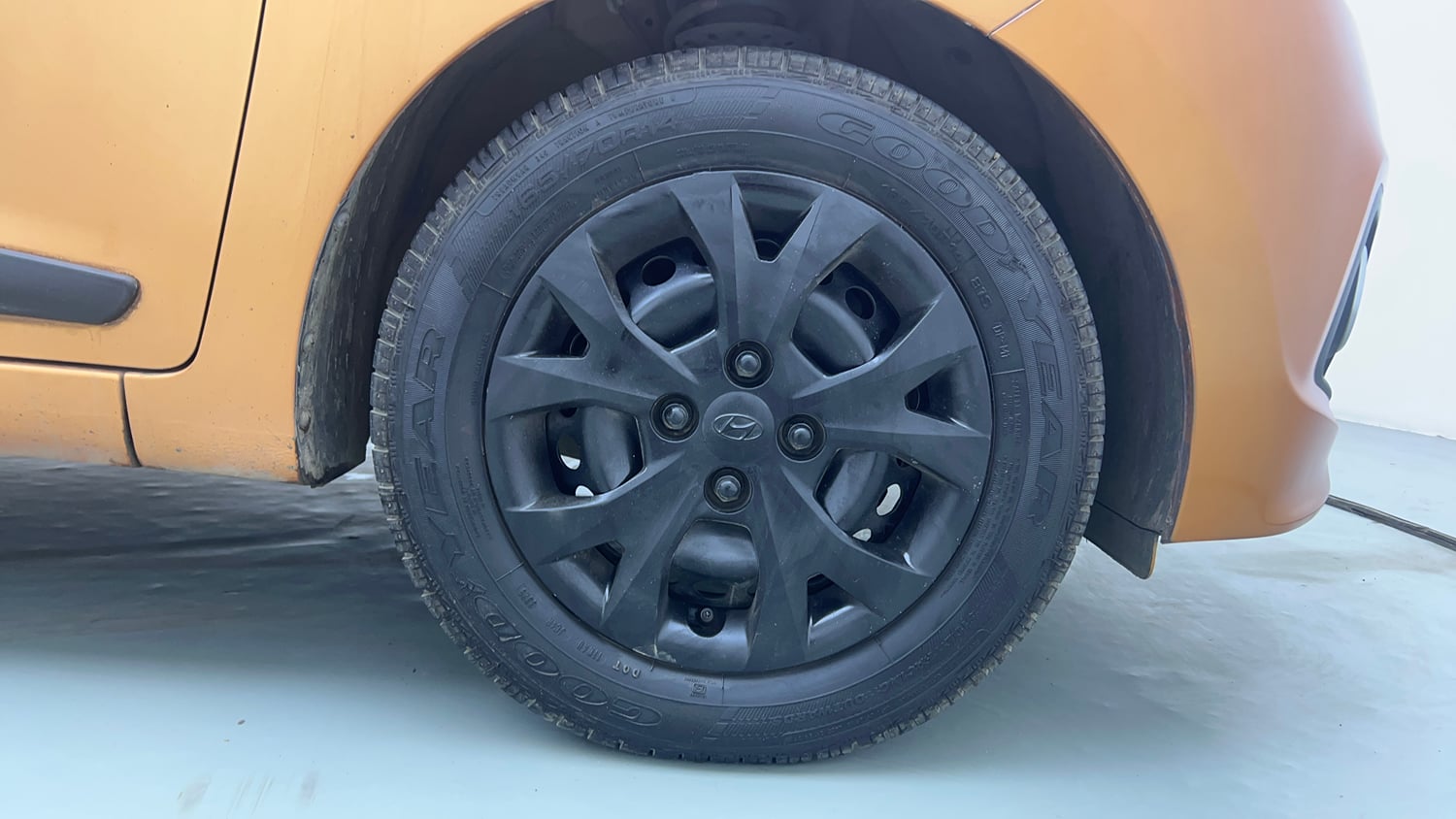 Used 2016 Hyundai Grand i10 Magna AT 1.2 Kappa VTVT Petrol Automatic tyres RIGHT FRONT TYRE RIM VIEW