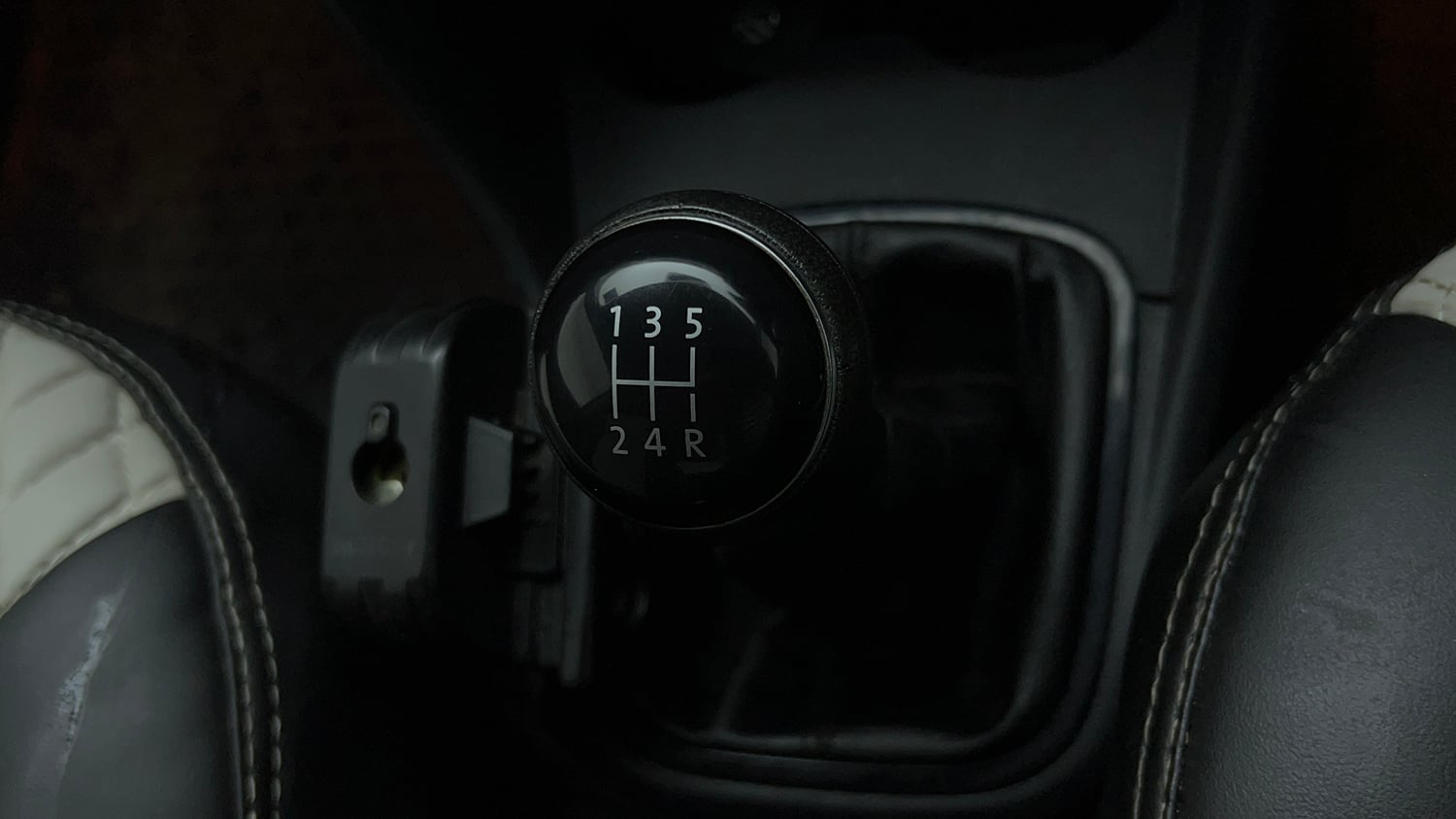 Used 2021 Volkswagen Polo Comfortline 1.0L MPI Petrol Manual interior GEAR  KNOB VIEW