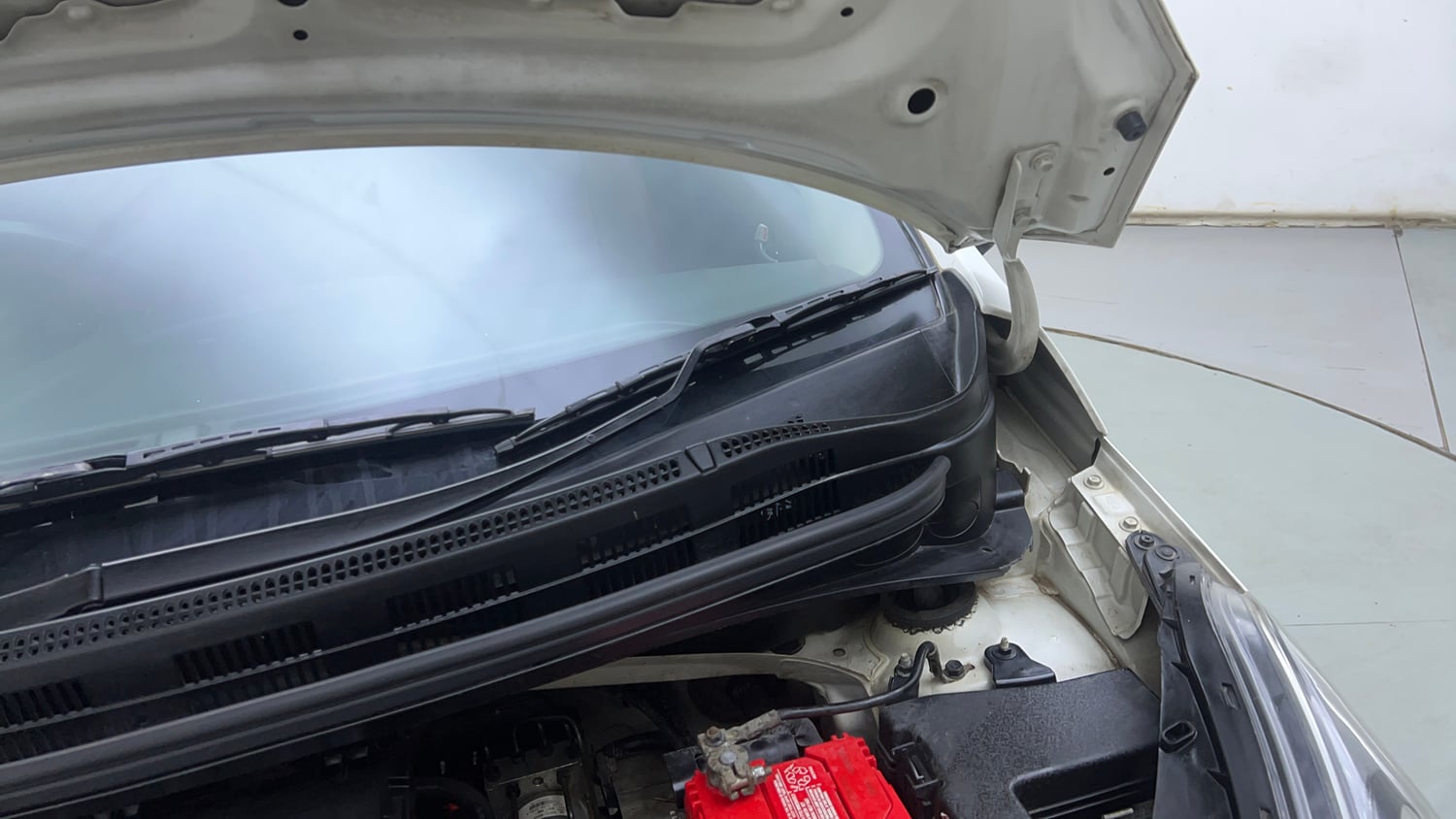 Used 2015 Hyundai Xcent SX 1.2 Petrol Manual engine ENGINE LEFT SIDE HINGE & APRON VIEW