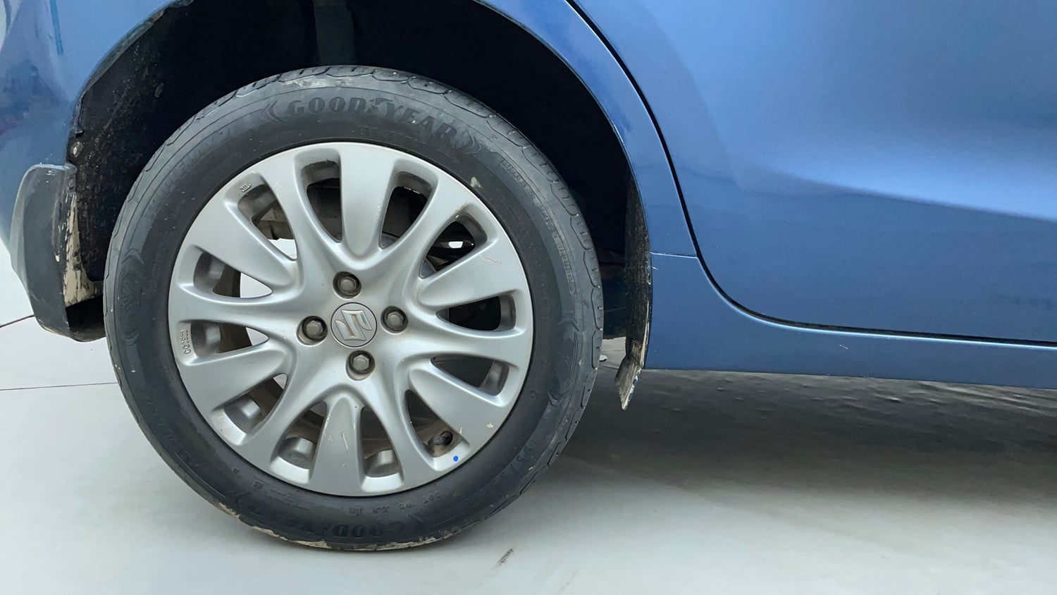 Used 2017 Maruti Suzuki Baleno Zeta 1.2 AT Petrol Automatic tyres RIGHT REAR TYRE RIM VIEW