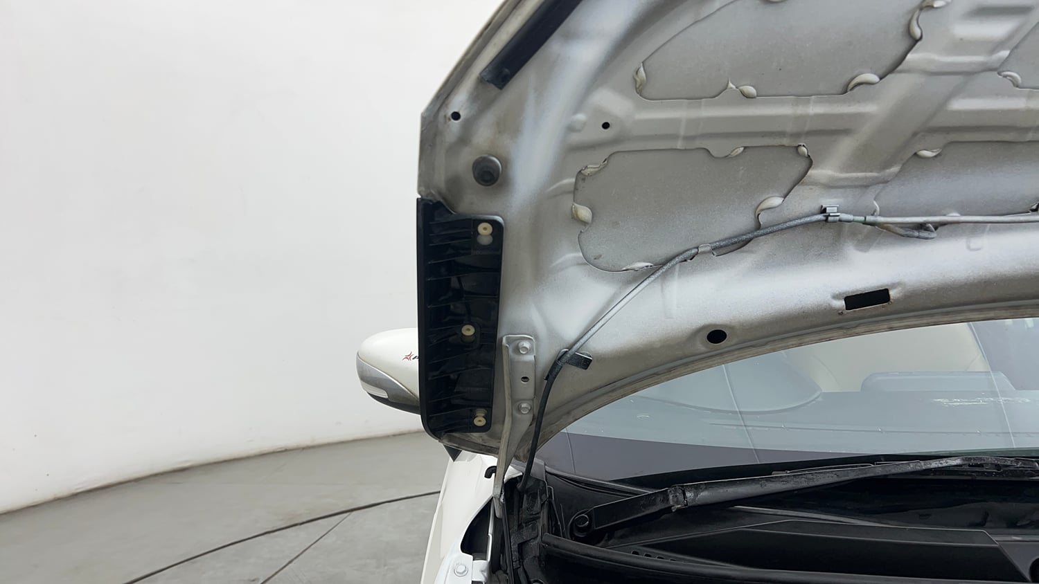Used 2017 Maruti Suzuki Ignis Zeta 1.2 AMT Petrol Automatic engine ENGINE RIGHT SIDE HINGE & APRON VIEW
