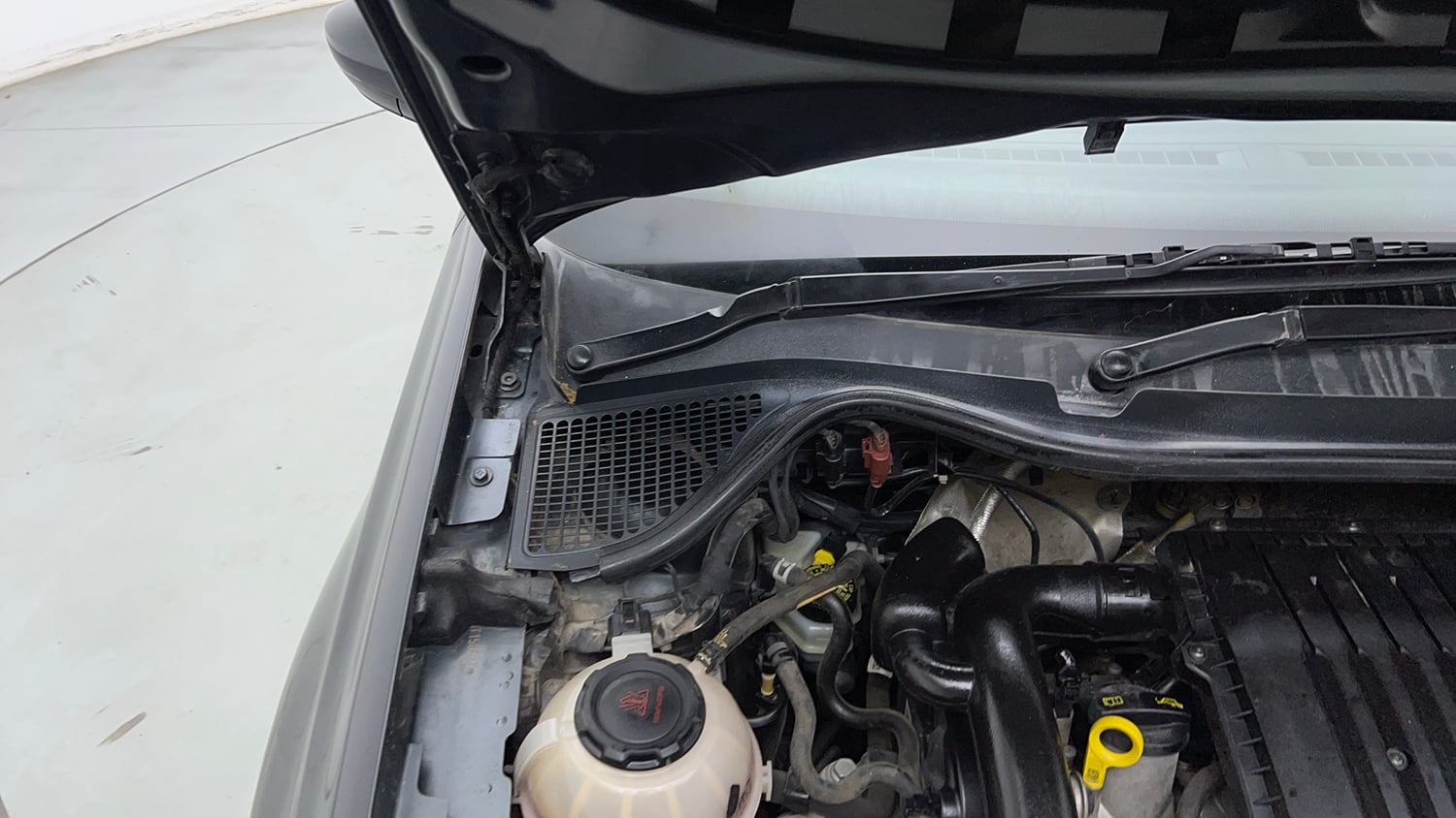 Used 2021 Volkswagen Polo Comfortline 1.0L MPI Petrol Manual engine ENGINE RIGHT SIDE HINGE & APRON VIEW