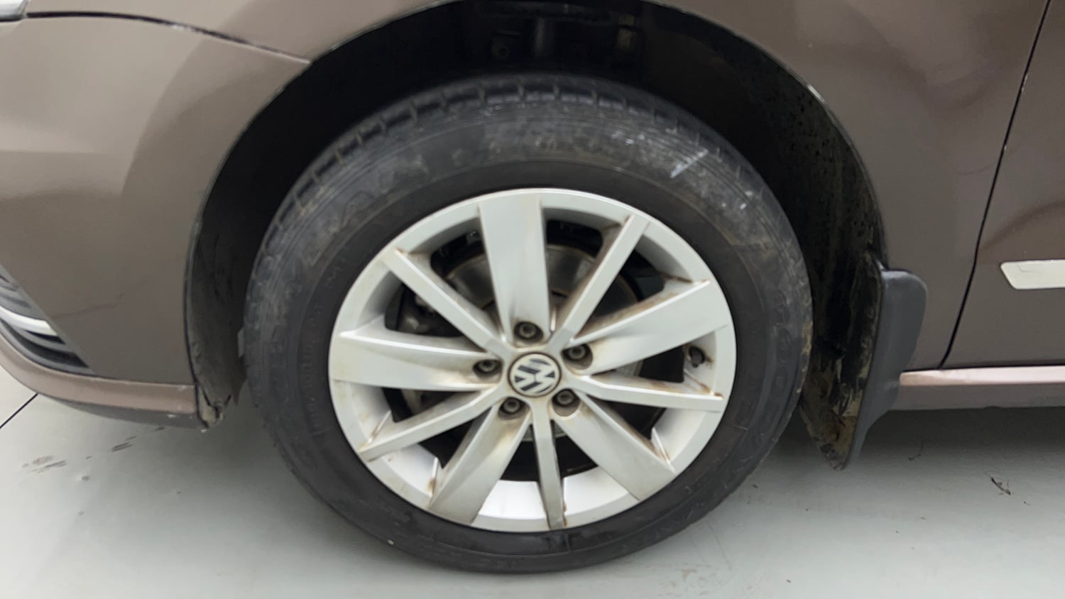 Used 2017 Volkswagen Ameo Highline1.2L (P) Petrol Manual tyres LEFT FRONT TYRE RIM VIEW
