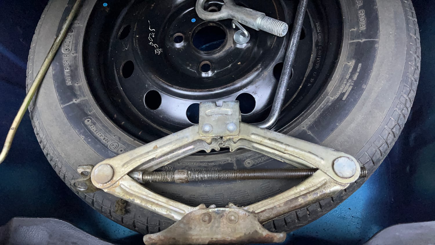 Used 2014 Maruti Suzuki Swift Dzire VDI Diesel Manual tyres SPARE TYRE VIEW