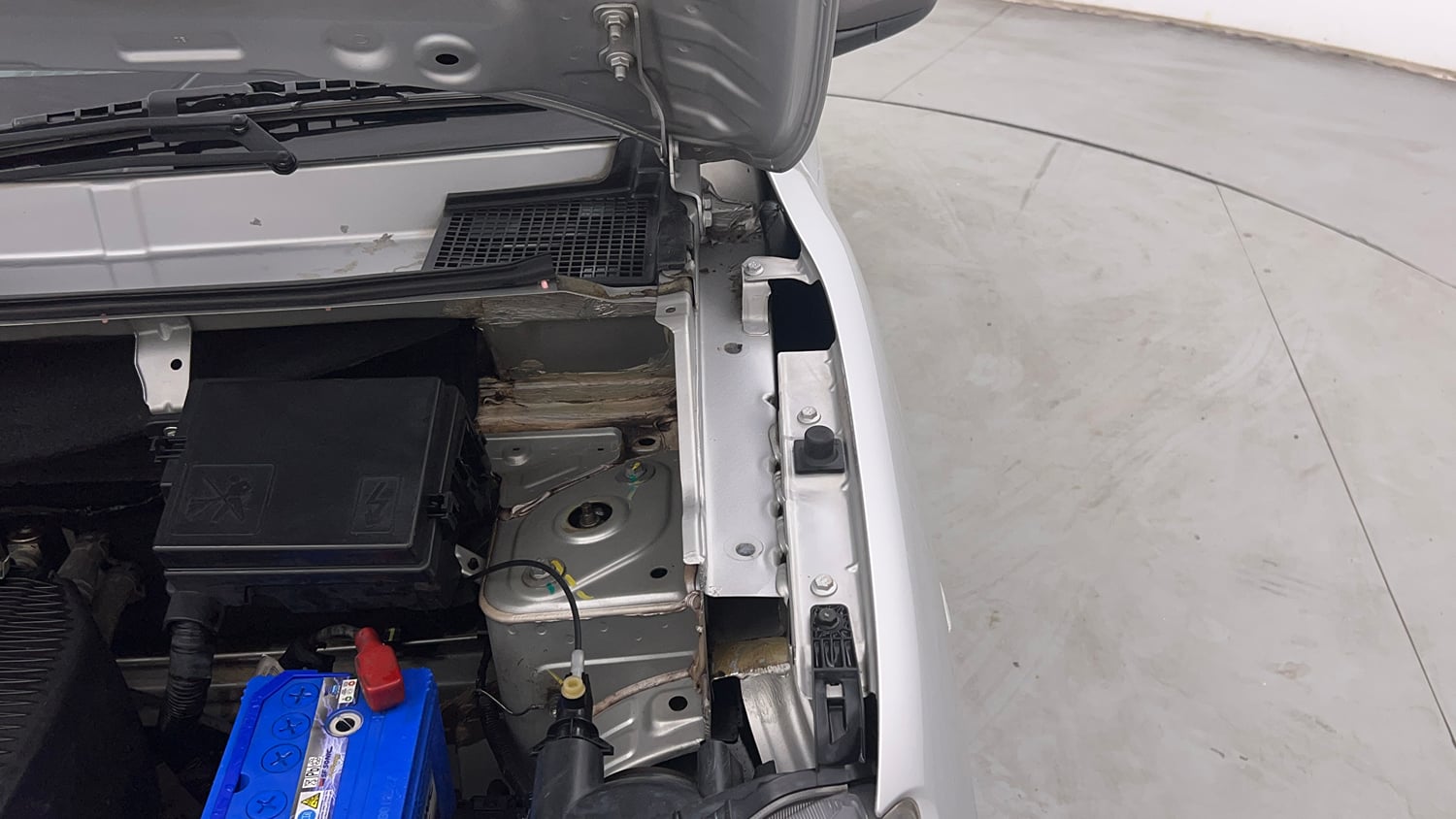 Used 2018 Renault Kwid 1.0 RXT Petrol Manual engine ENGINE LEFT SIDE HINGE & APRON VIEW
