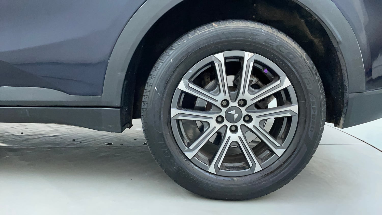 Used 2026 Mahindra XUV700 AX 7 Petrol AT Luxury Pack 7 STR Petrol Automatic tyres LEFT REAR TYRE RIM VIEW