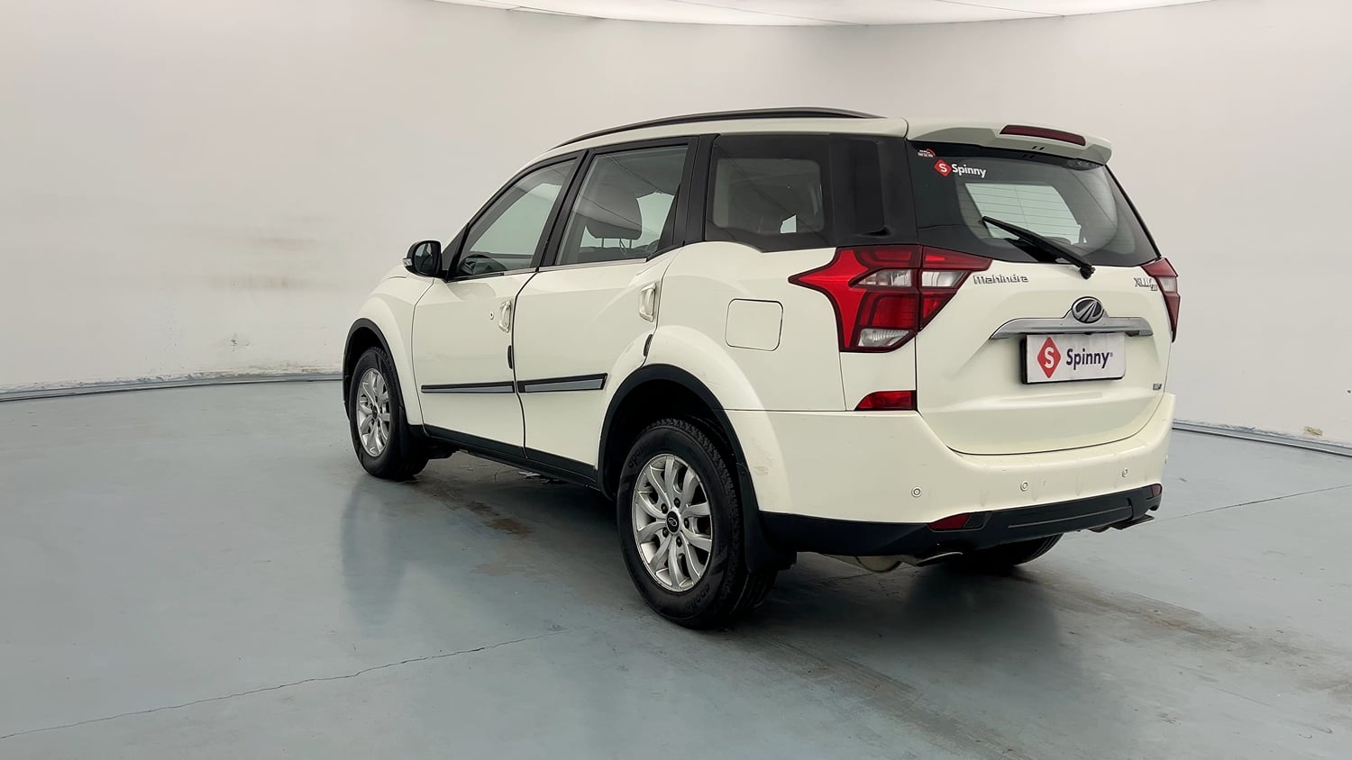 Used 2018 Mahindra XUV500 W9 Diesel Manual exterior LEFT REAR CORNER VIEW