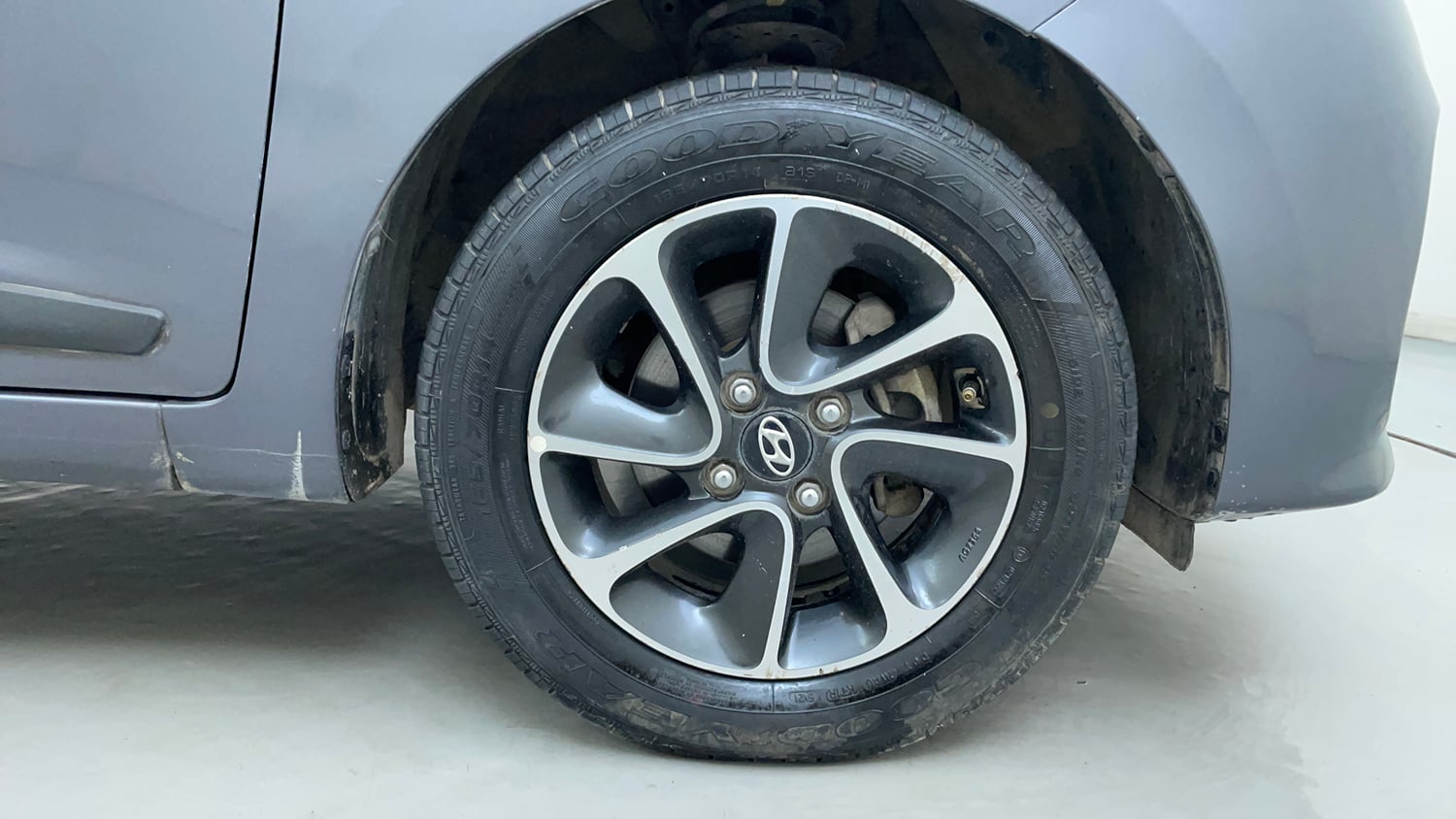 Used 2017 Hyundai Grand i10 Asta 1.2 Kappa VTVT Petrol Manual tyres RIGHT FRONT TYRE RIM VIEW