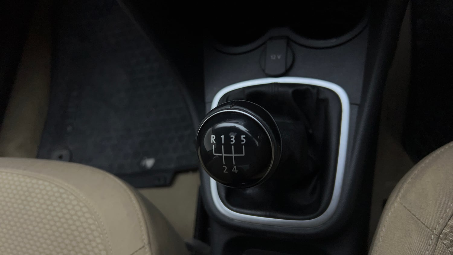 Used 2017 Volkswagen Ameo Highline1.2L (P) Petrol Manual interior GEAR  KNOB VIEW