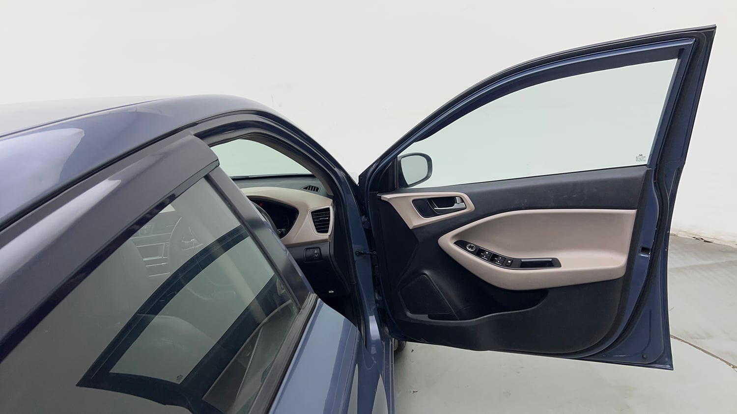 Used 2015 Hyundai Elite i20 Magna 1.2 Petrol Manual interior RIGHT FRONT DOOR OPEN VIEW