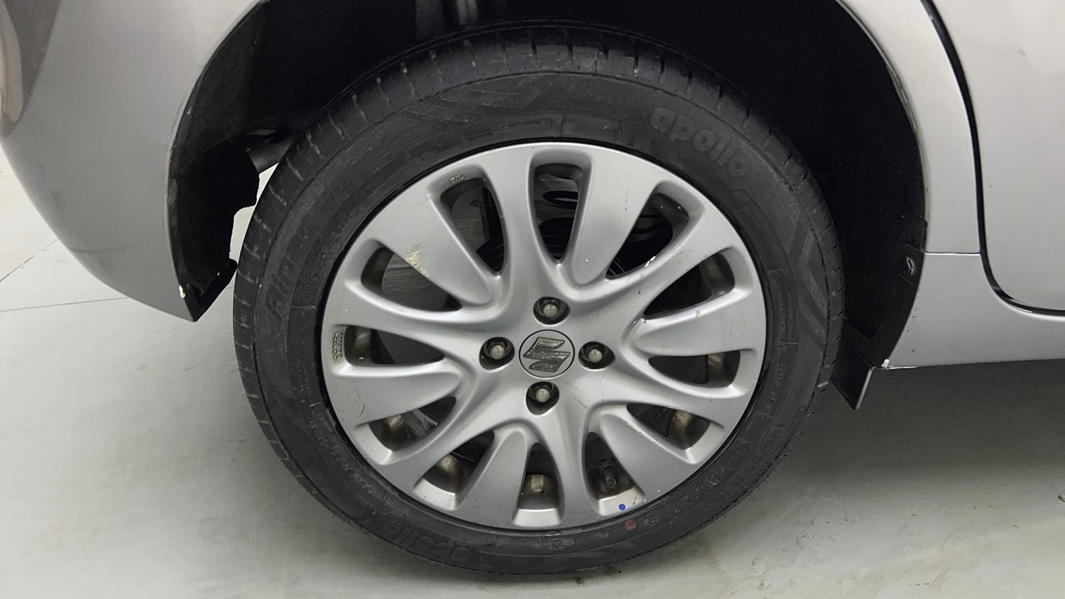 Used 2017 Maruti Suzuki Baleno Alpha 1.2 Petrol Manual tyres RIGHT REAR TYRE RIM VIEW