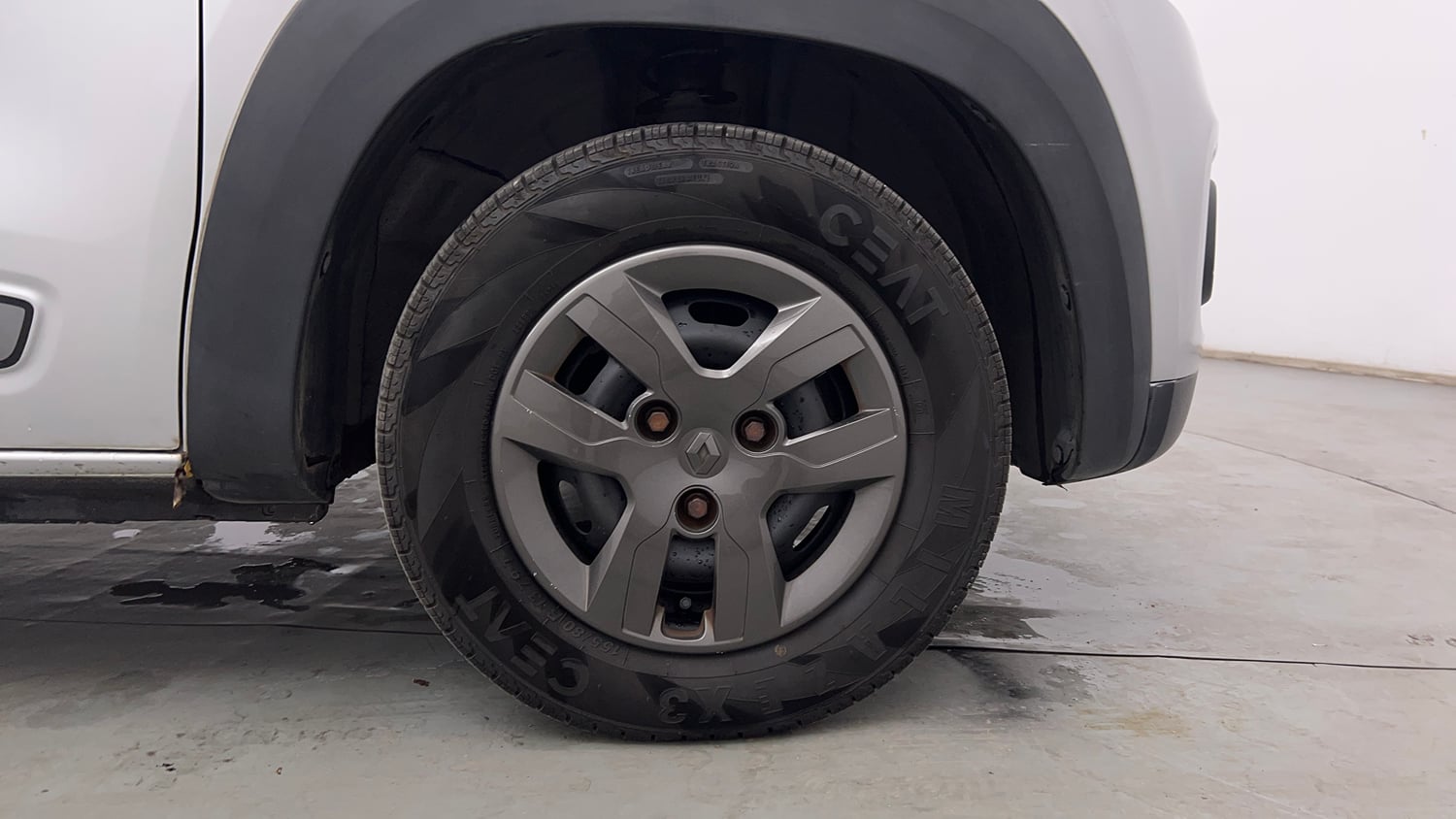 Used 2018 Renault Kwid 1.0 RXT Petrol Manual tyres RIGHT FRONT TYRE RIM VIEW