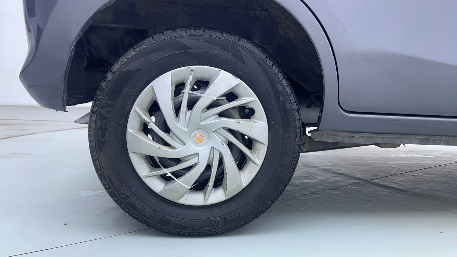 Used 2014 Maruti Suzuki Alto 800 Lxi Petrol Manual tyres RIGHT REAR TYRE RIM VIEW