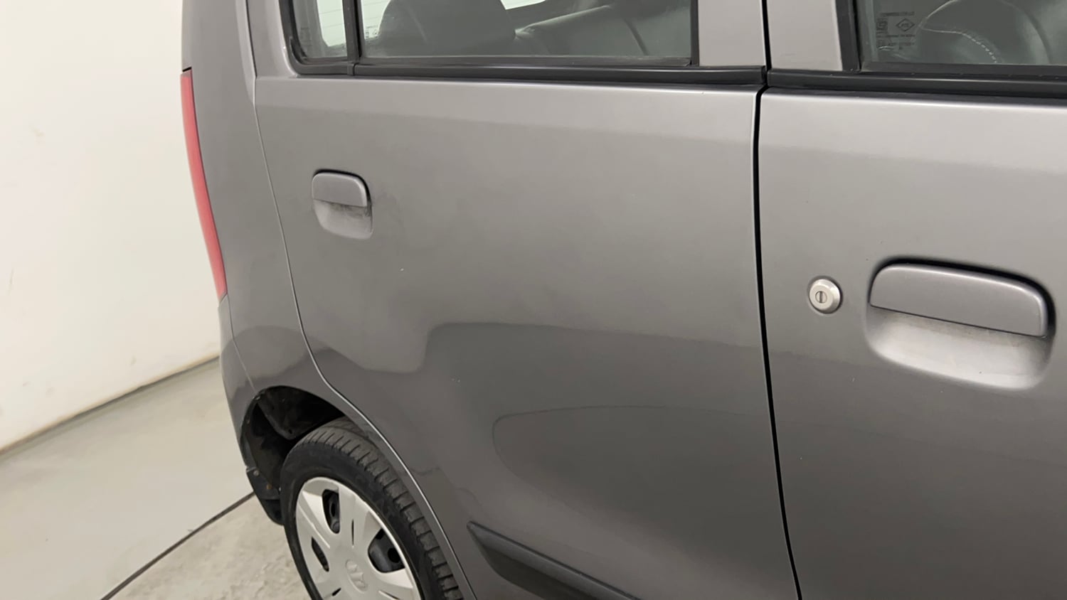 Used 2018 Maruti Suzuki Wagon R 1.0 VXI AMT Petrol Automatic dents MINOR SCRATCH