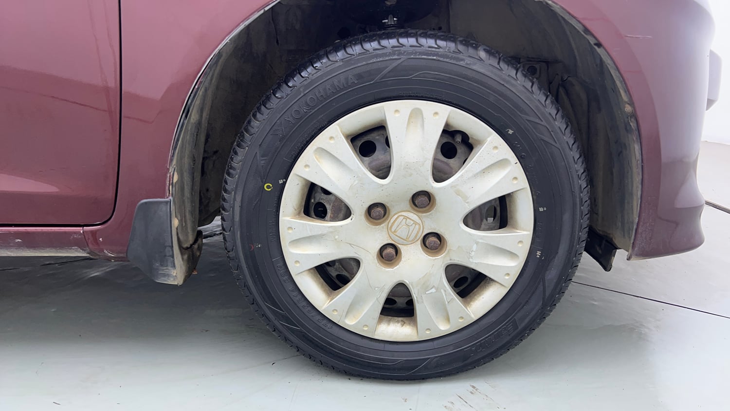 Used 2015 Honda Amaze 1.2 S i-VTEC Petrol Manual tyres RIGHT FRONT TYRE RIM VIEW