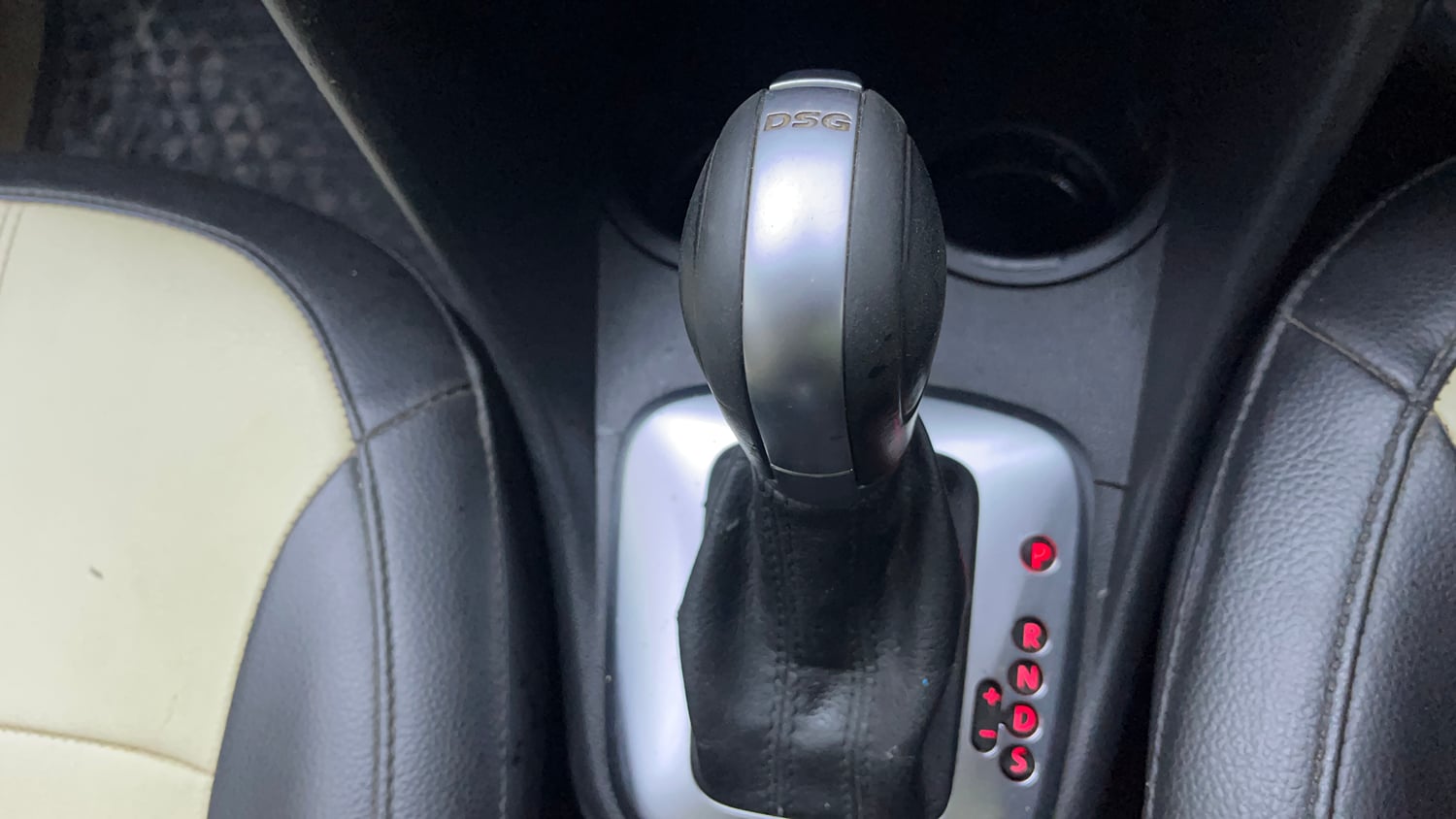 Used 2016 Volkswagen Ameo Highline 1.5L AT Diesel Automatic interior GEAR  KNOB VIEW