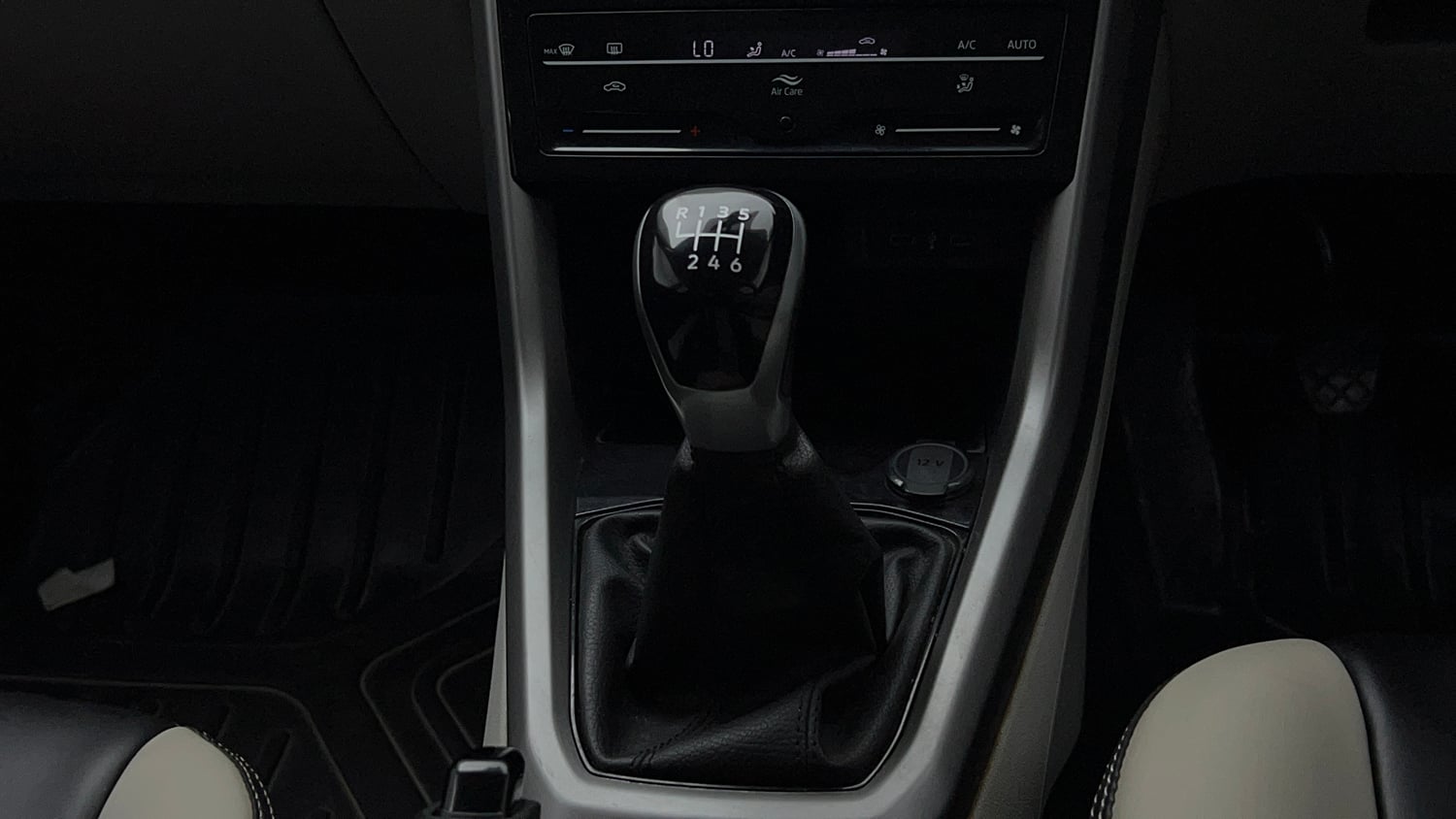 Used 2023 Volkswagen Taigun Highline 1.0 TSI MT Petrol Manual interior GEAR  KNOB VIEW