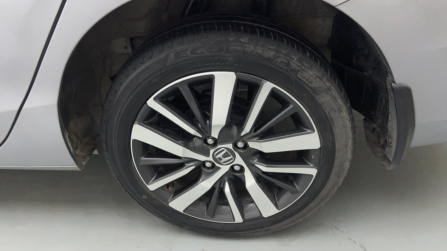Used 2022 Honda City ZX Petrol Petrol Manual tyres LEFT REAR TYRE RIM VIEW