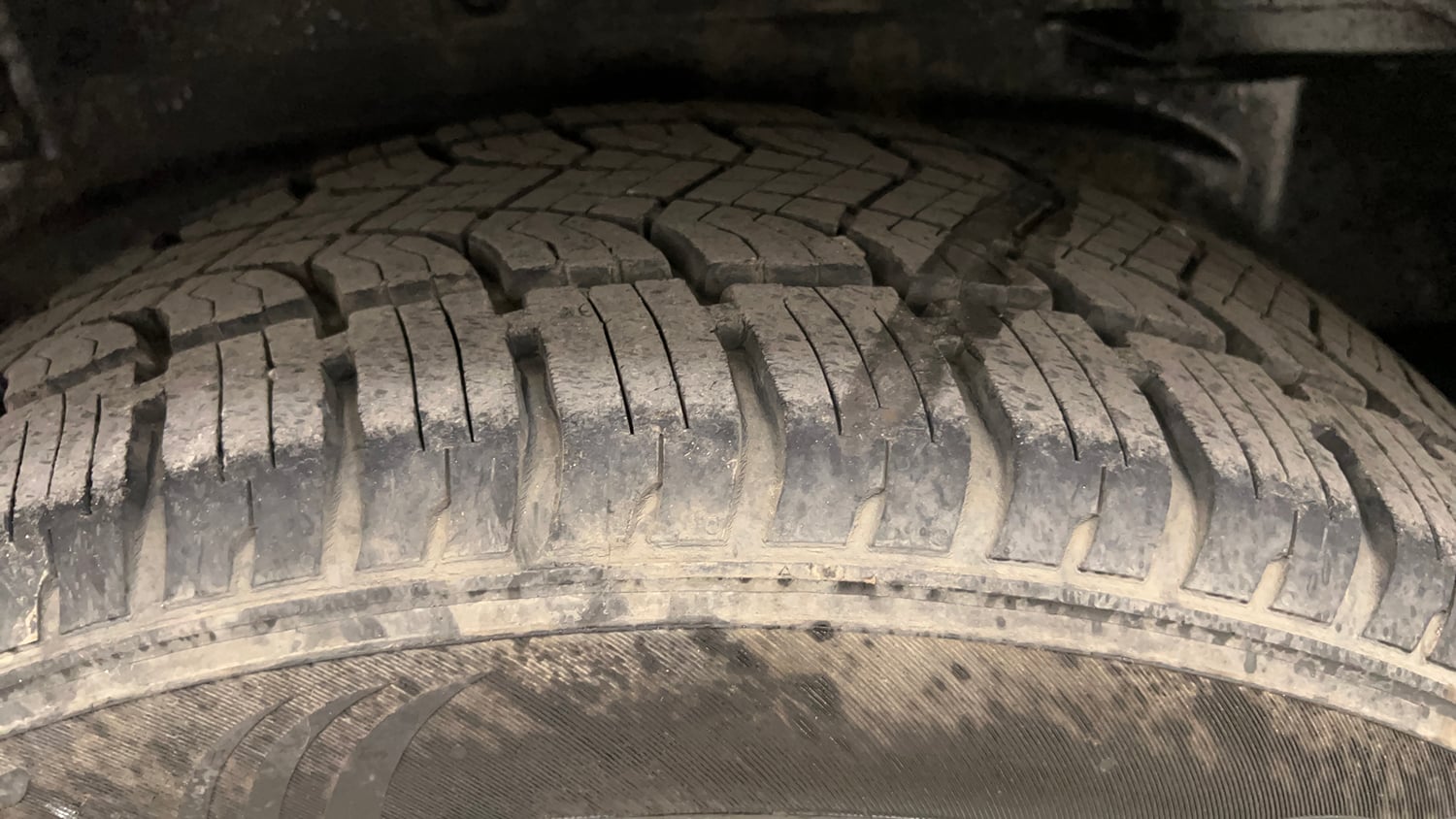 Used 2017 Tata Hexa XTA 4x2 7 STR Diesel Automatic tyres LEFT REAR TYRE TREAD VIEW