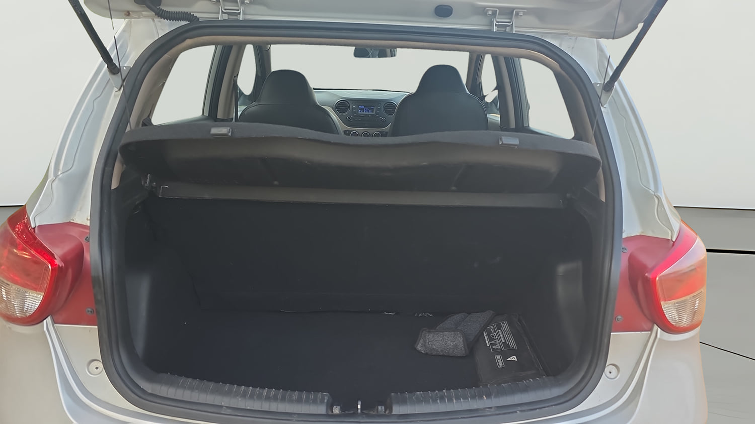 Used 2018 Hyundai Grand i10 Magna 1.2 Kappa VTVT Petrol Manual interior DICKY INSIDE VIEW