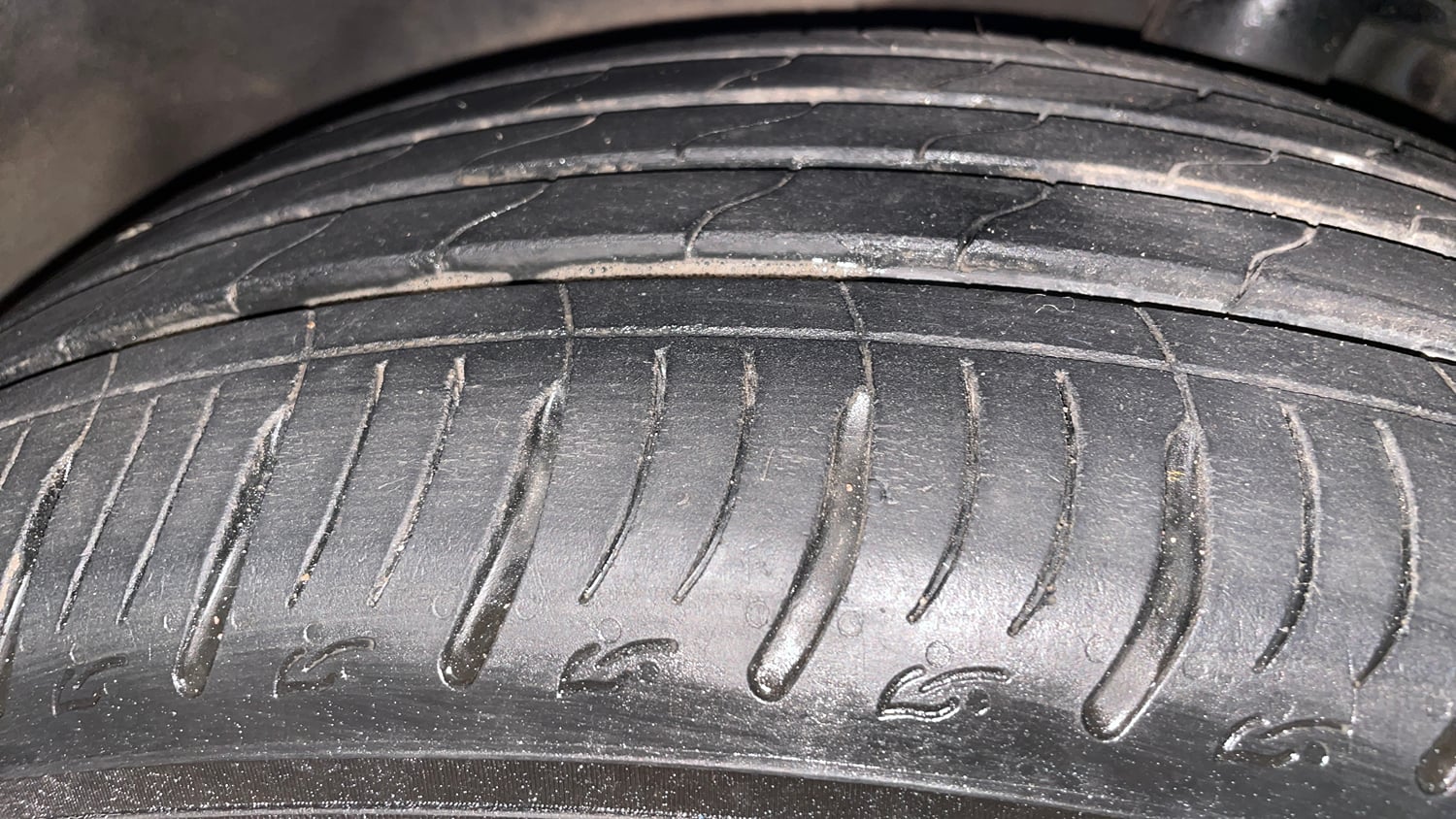 Used 2026 Mahindra XUV700 AX 7 Petrol AT Luxury Pack 7 STR Petrol Automatic tyres LEFT FRONT TYRE TREAD VIEW
