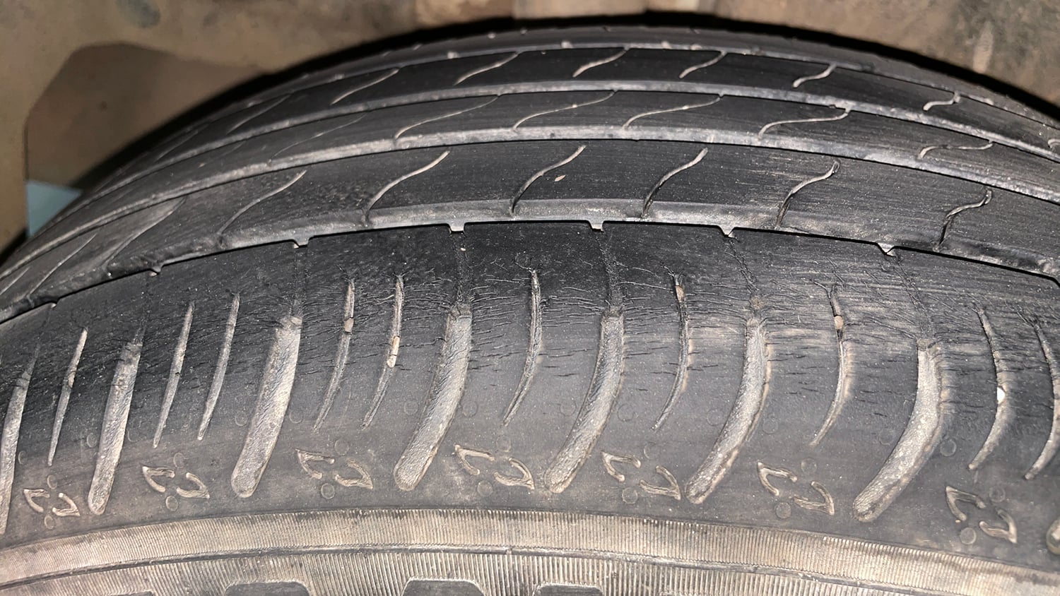 Used 2022 Maruti Suzuki XL6 Alpha Plus AT Petrol Petrol Automatic tyres RIGHT REAR TYRE TREAD VIEW