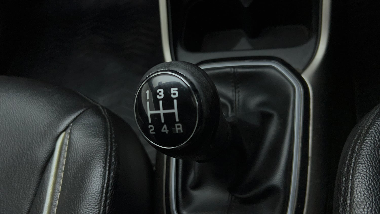 Used 2017 Maruti Suzuki Ignis Delta 1.2 MT Petrol Manual interior GEAR  KNOB VIEW