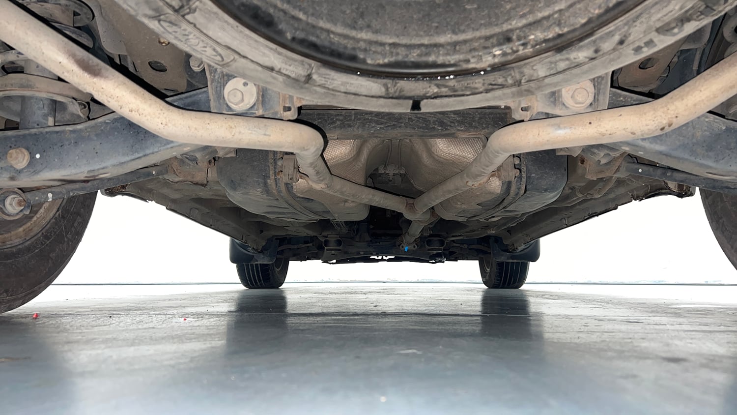 Used 2018 Mahindra XUV500 W9 Diesel Manual extra REAR UNDERBODY VIEW (TAKEN FROM REAR)