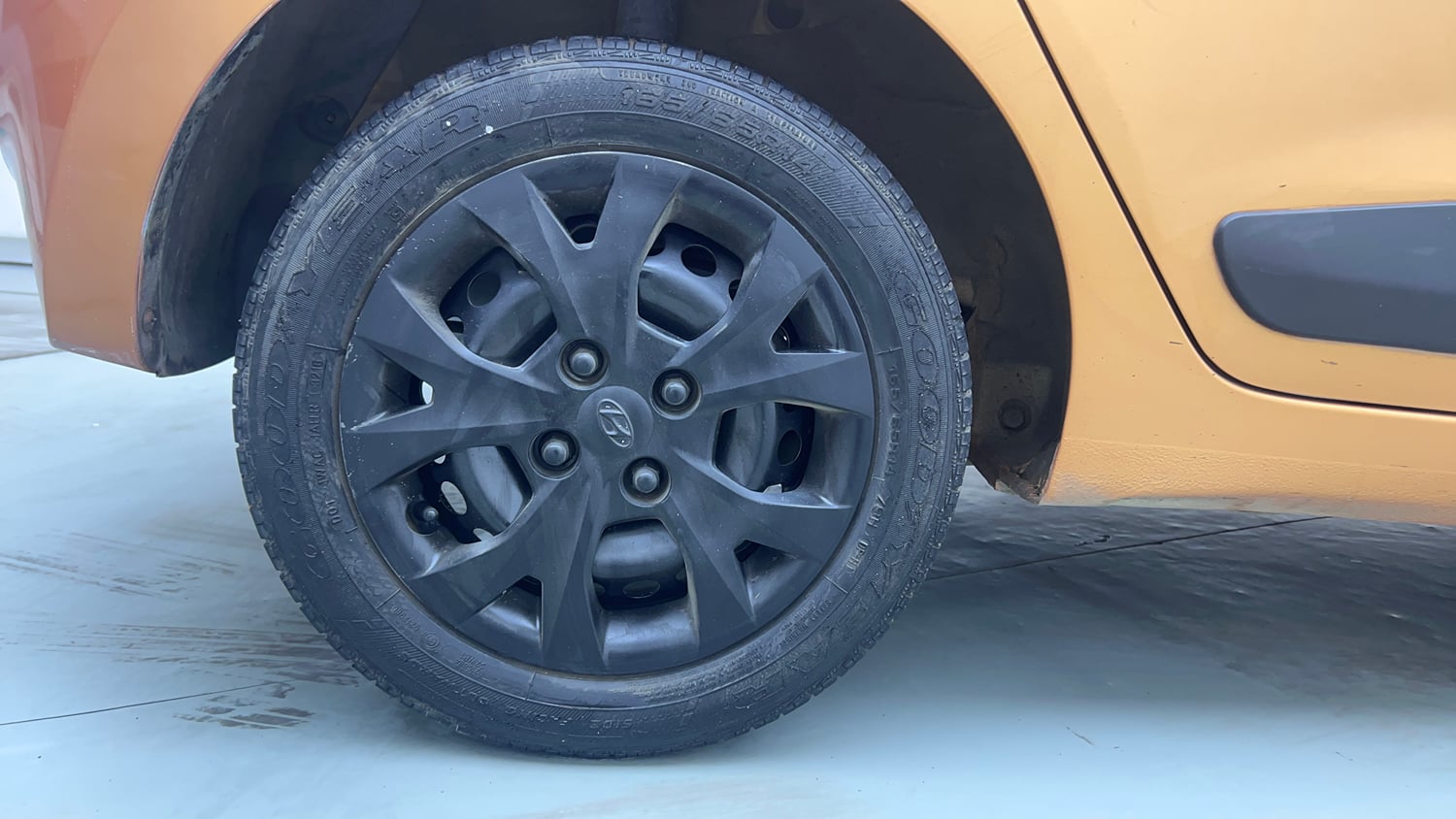 Used 2016 Hyundai Grand i10 Magna AT 1.2 Kappa VTVT Petrol Automatic tyres RIGHT REAR TYRE RIM VIEW