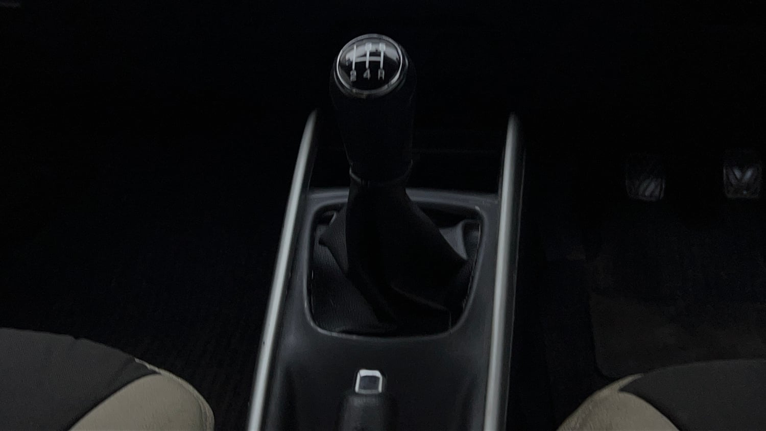 Used 2018 Maruti Suzuki Baleno Delta 1.2 Petrol Manual interior GEAR  KNOB VIEW