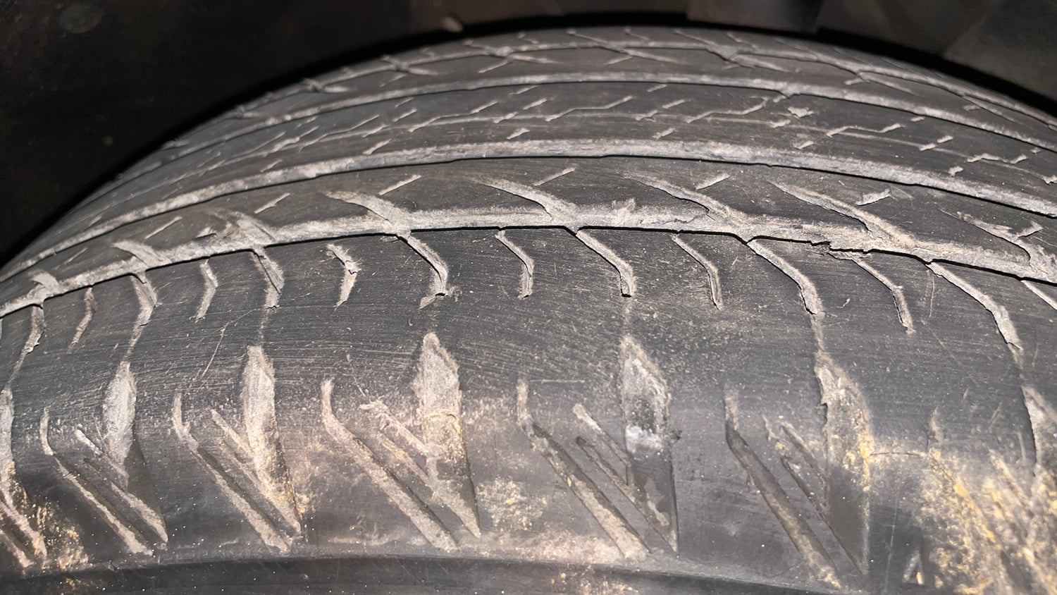 Used 2026 Mahindra XUV700 AX 7 Petrol AT Luxury Pack 7 STR Petrol Automatic tyres RIGHT FRONT TYRE TREAD VIEW