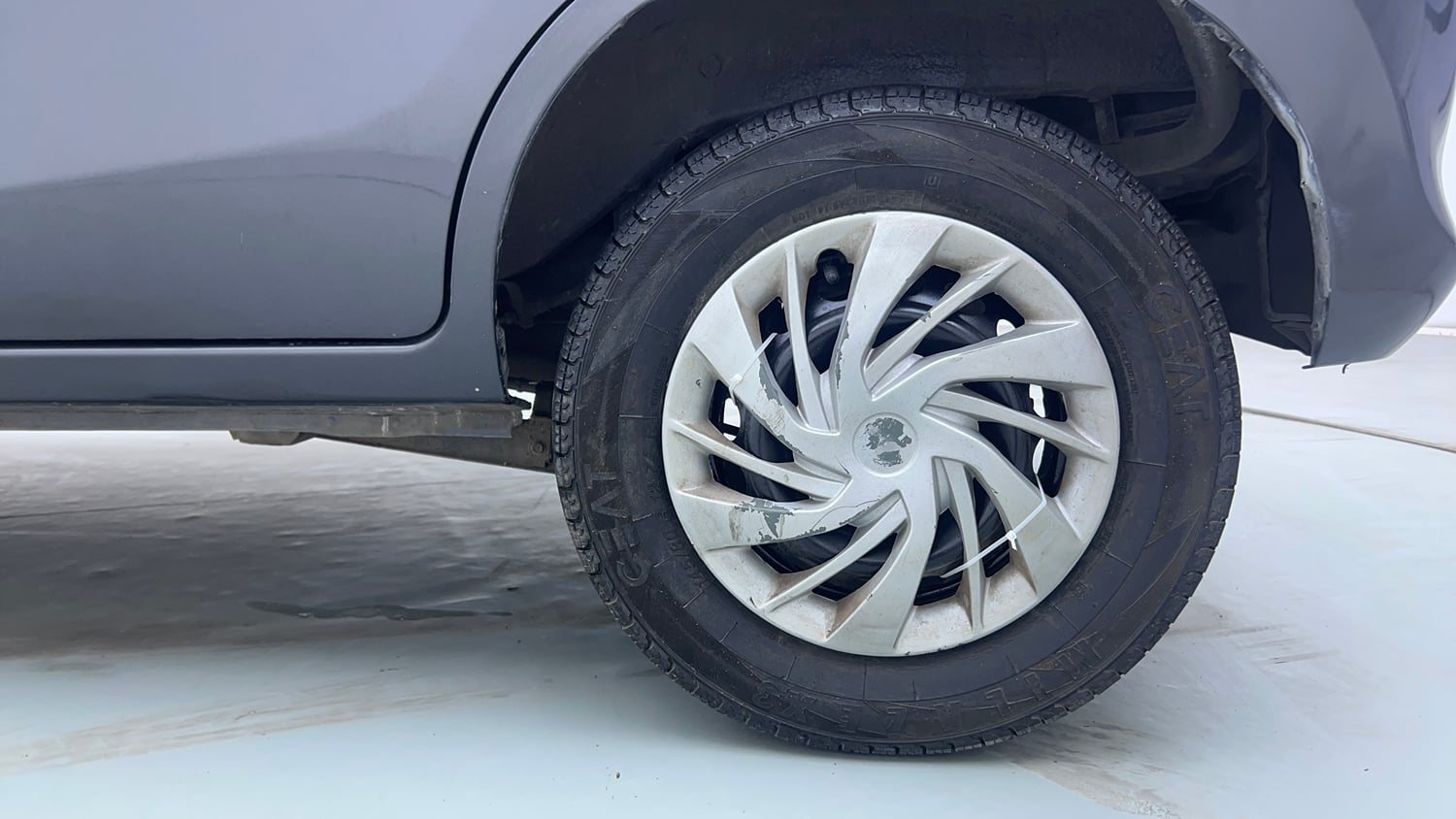 Used 2014 Maruti Suzuki Alto 800 Lxi Petrol Manual tyres LEFT REAR TYRE RIM VIEW