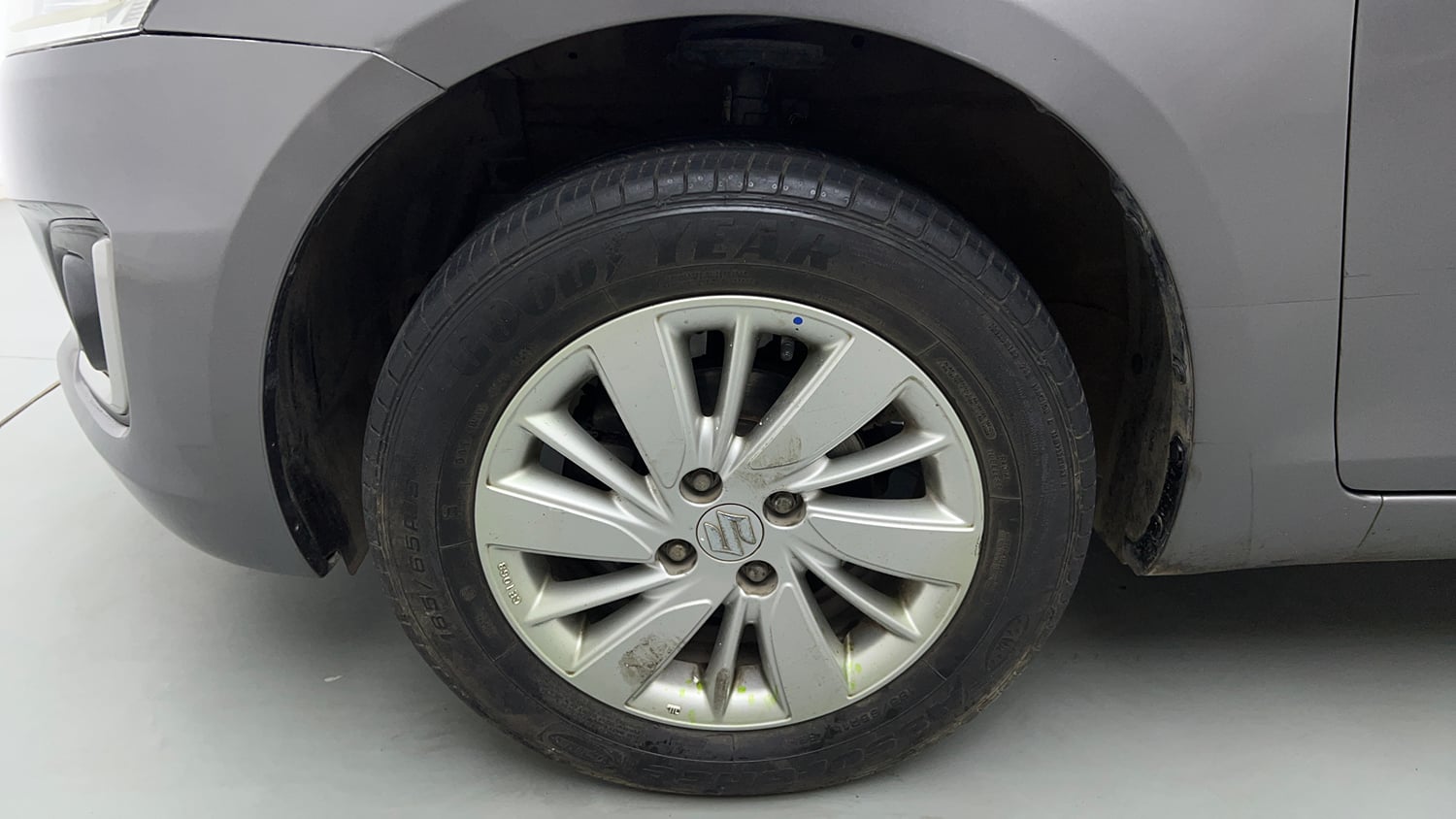 Used 2016 Maruti Suzuki Swift ZXi Petrol Manual tyres LEFT FRONT TYRE RIM VIEW