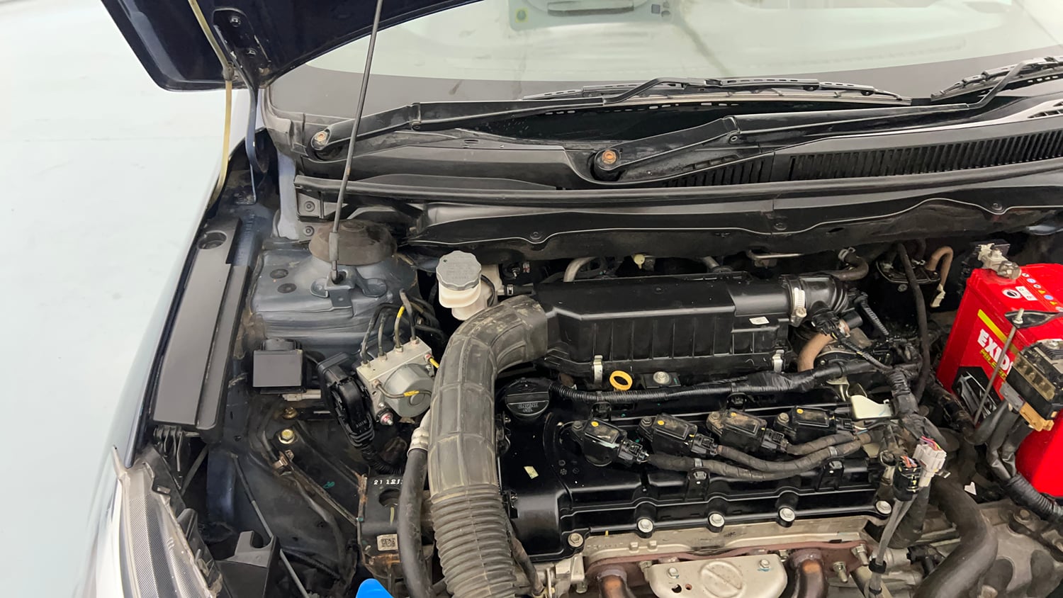 Used 2022 Maruti Suzuki Ciaz Zeta 1.5 Petrol Manual engine ENGINE RIGHT SIDE HINGE & APRON VIEW