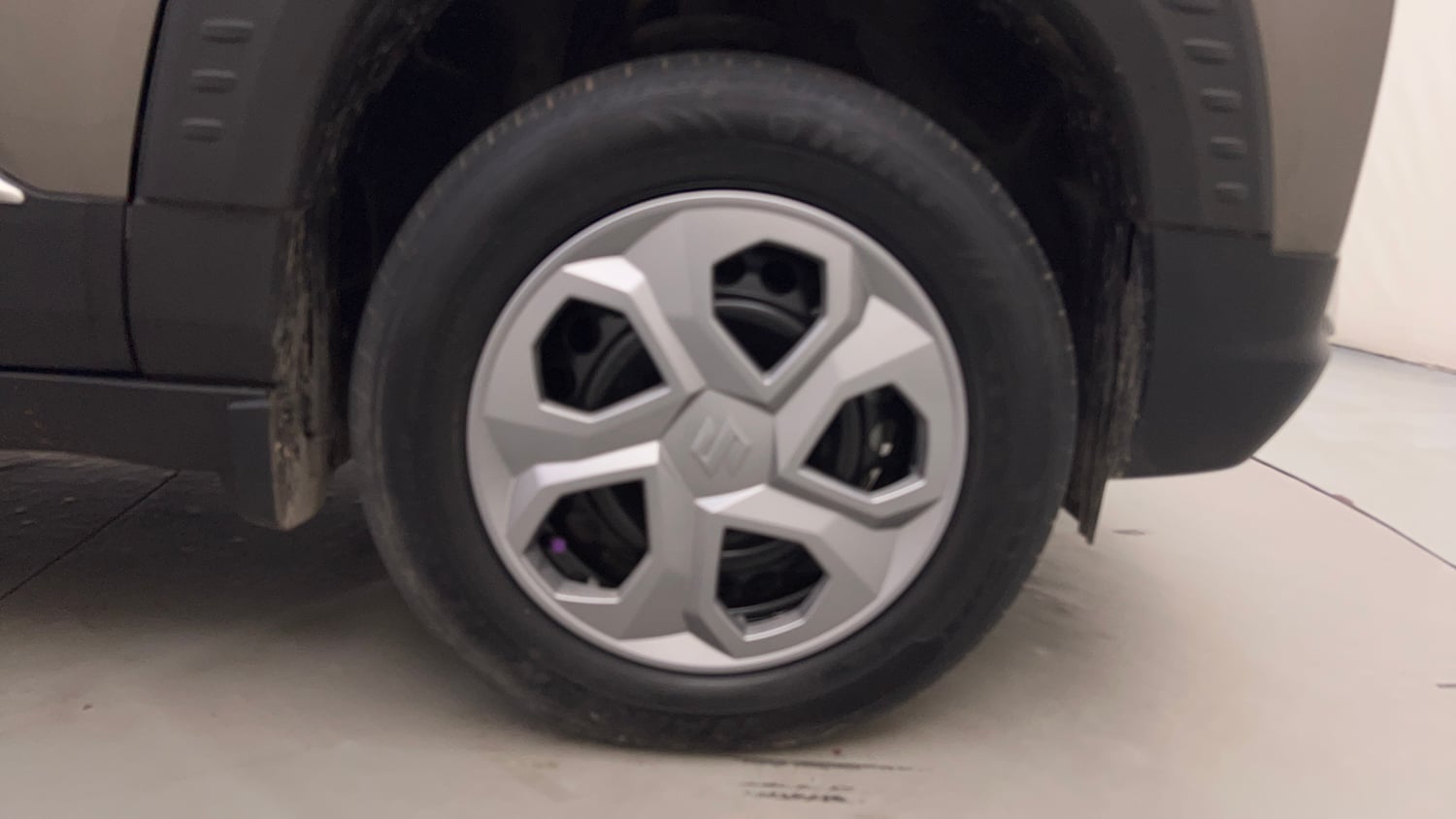 Used 2023 Maruti Suzuki Brezza Vxi AT Petrol Automatic tyres RIGHT FRONT TYRE RIM VIEW