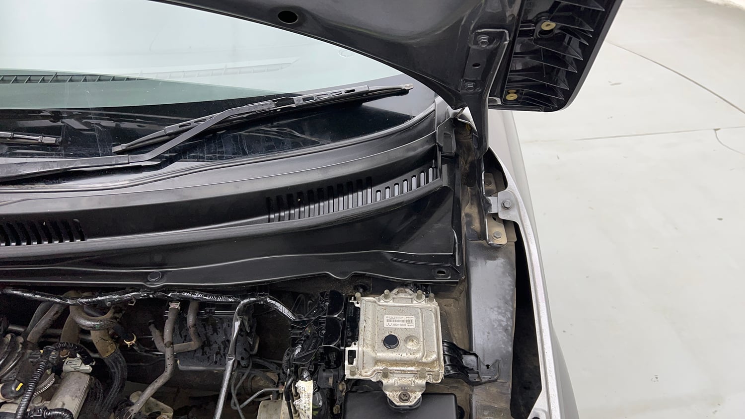 Used 2017 Maruti Suzuki Ignis Delta 1.2 MT Petrol Manual engine ENGINE LEFT SIDE HINGE & APRON VIEW
