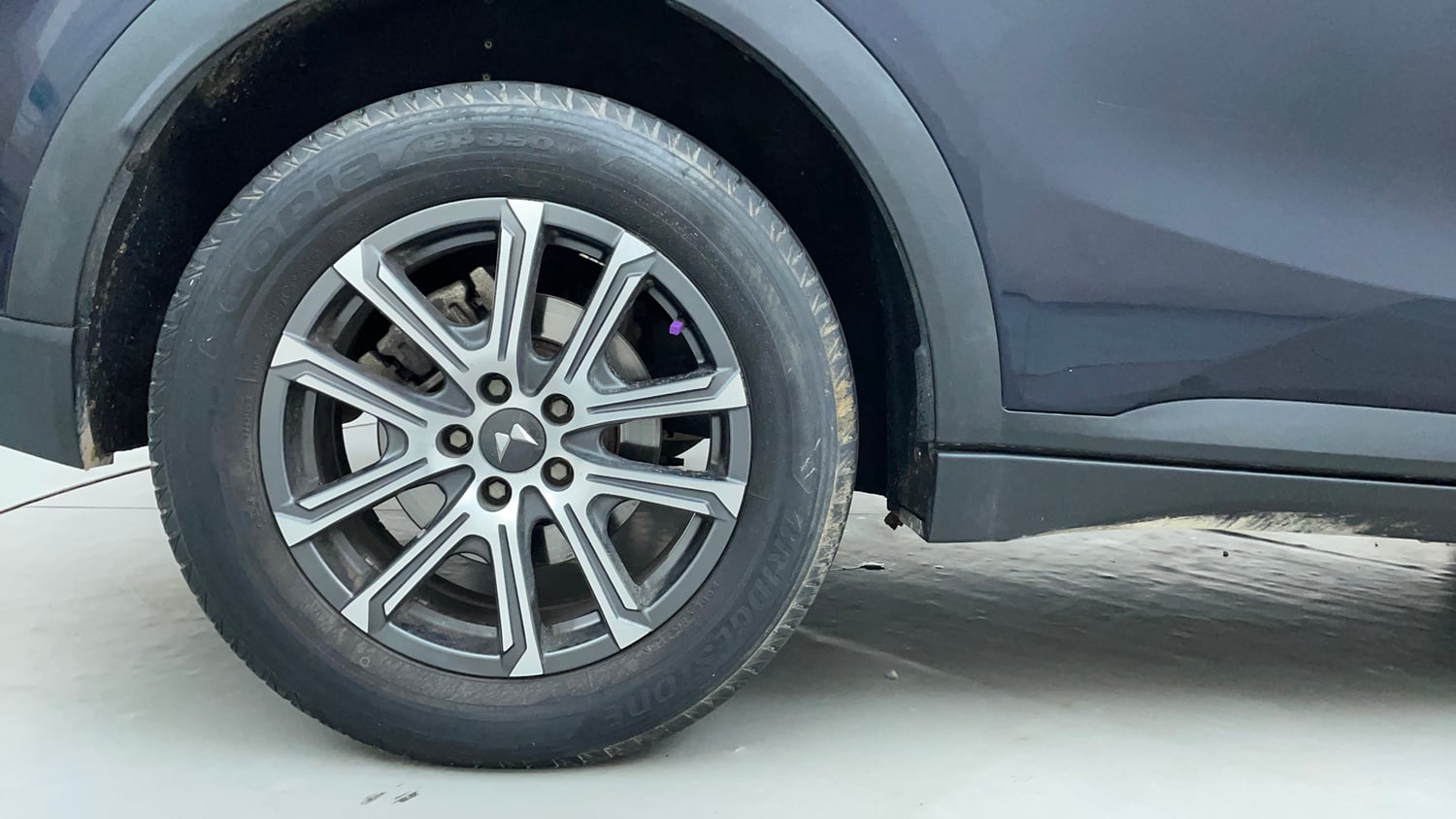 Used 2026 Mahindra XUV700 AX 7 Petrol AT Luxury Pack 7 STR Petrol Automatic tyres RIGHT REAR TYRE RIM VIEW