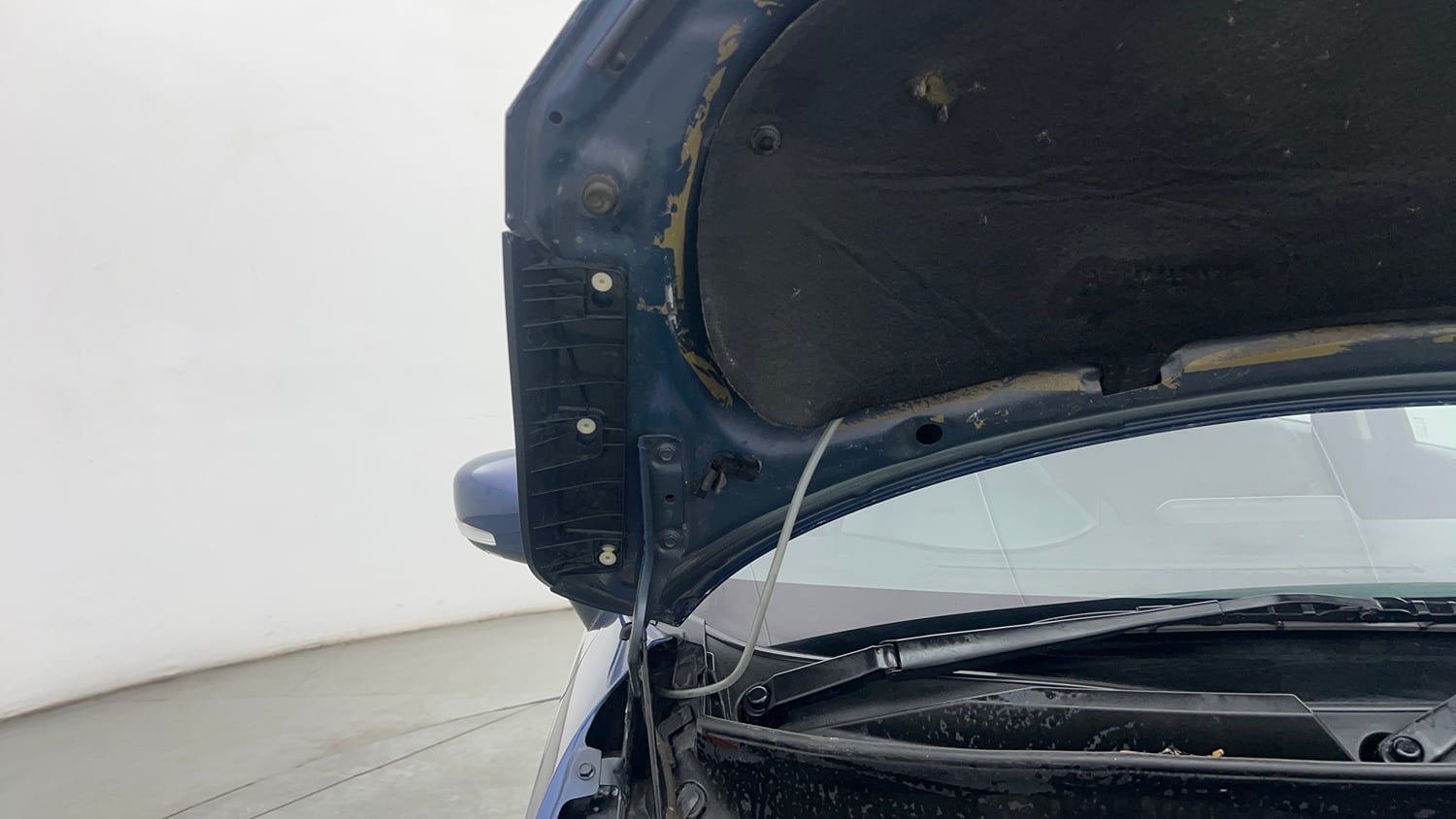Used 2021 Maruti Suzuki Ignis Zeta 1.2 MT Petrol Manual engine ENGINE RIGHT SIDE HINGE & APRON VIEW