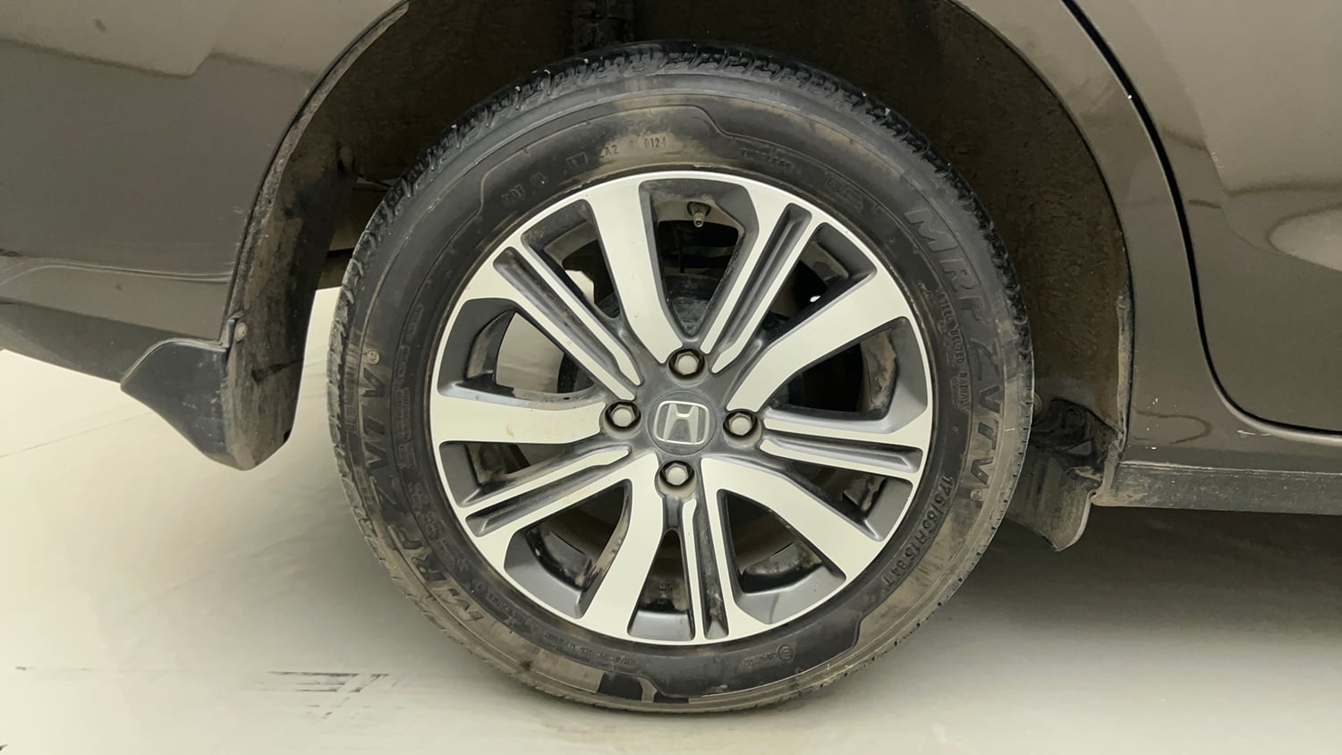 Used 2024 Honda Amaze VX 1.2 Petrol CVT Petrol Automatic tyres RIGHT REAR TYRE RIM VIEW