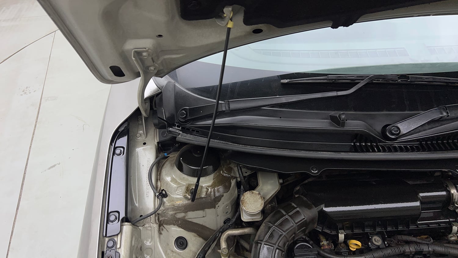 Used 2017 Maruti Suzuki Baleno Alpha 1.2 Petrol Manual engine ENGINE RIGHT SIDE HINGE & APRON VIEW